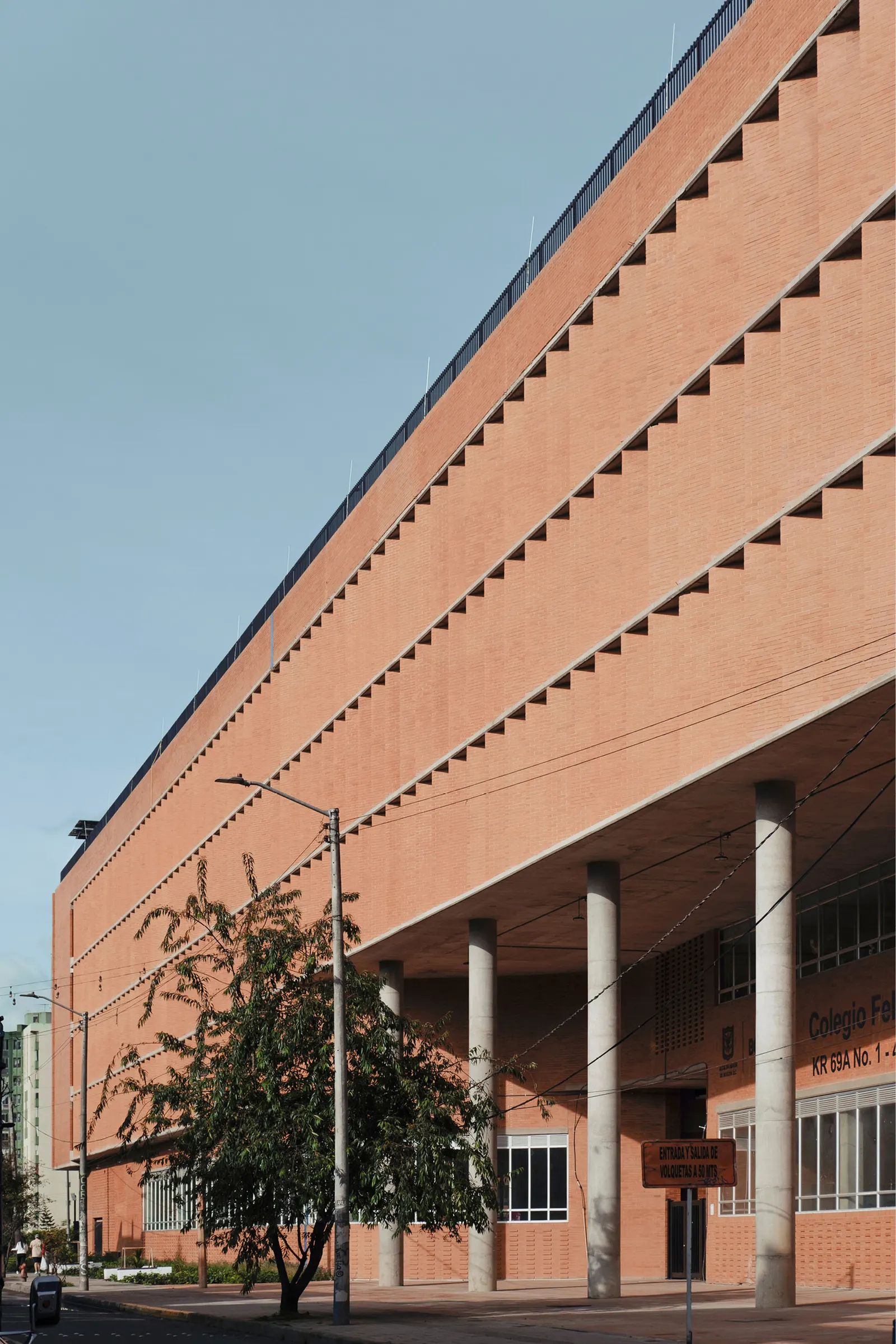 Школа Feliza Bursztyn в Боготе / AR-AR (Martínez Arquitectura)