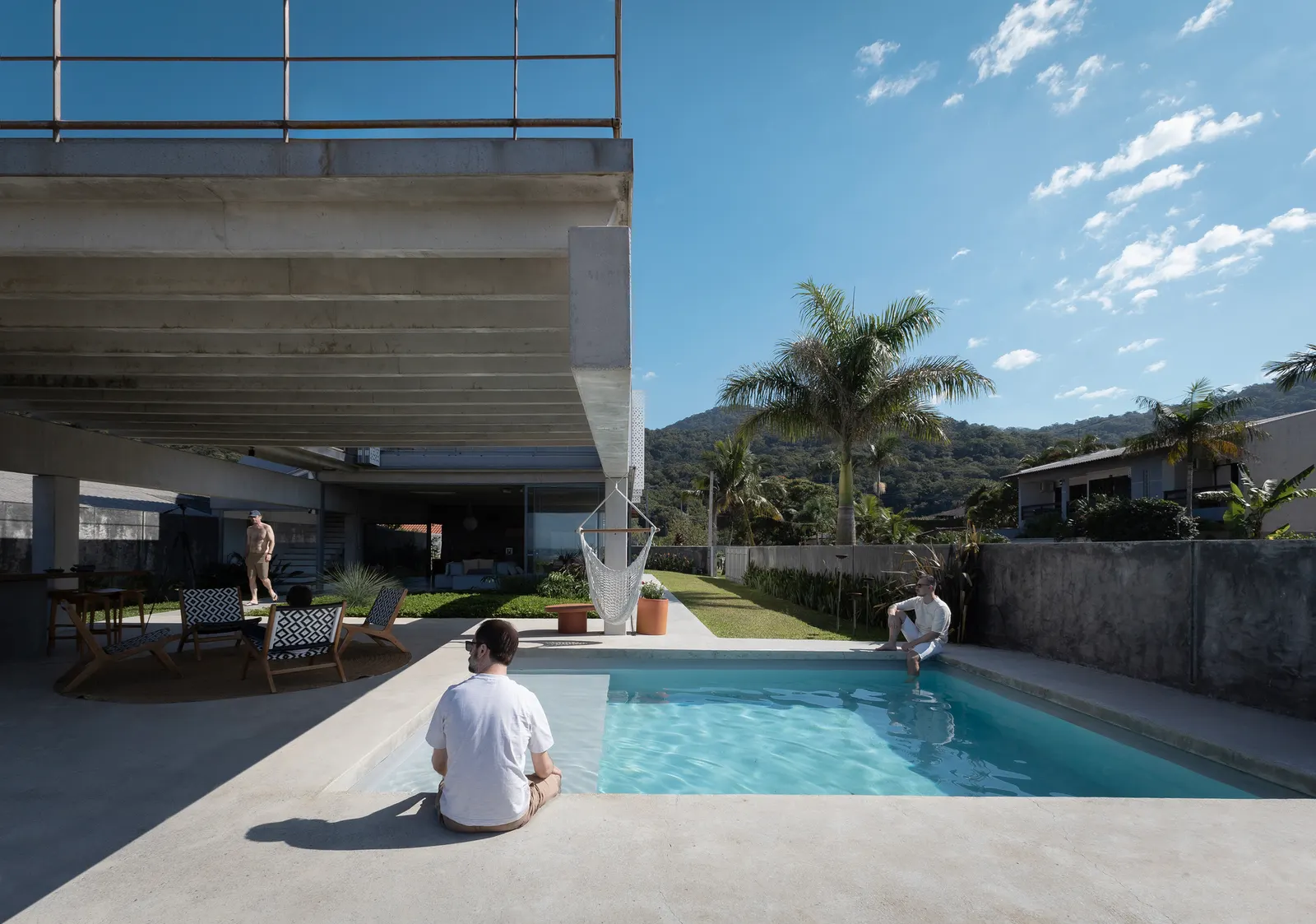 Casa Guaratuba / Estúdio 41 — дом-убежище между горой и морем