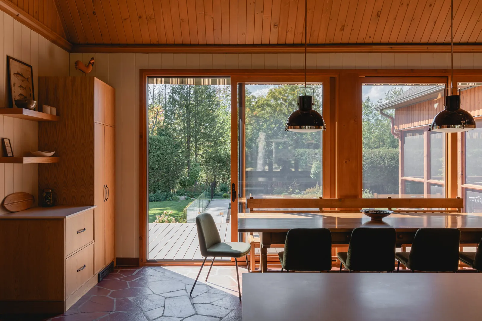 Дом в Chérive: реконструкция дома 1970-х годов в Магоге от Paul Bernier Architecte