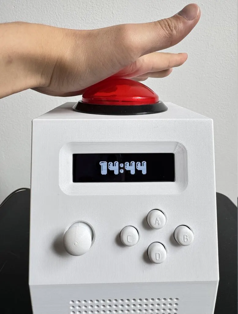 CinderClock: 3D-печатный будильник с гигантской аркадной кнопкой и автономной логикой