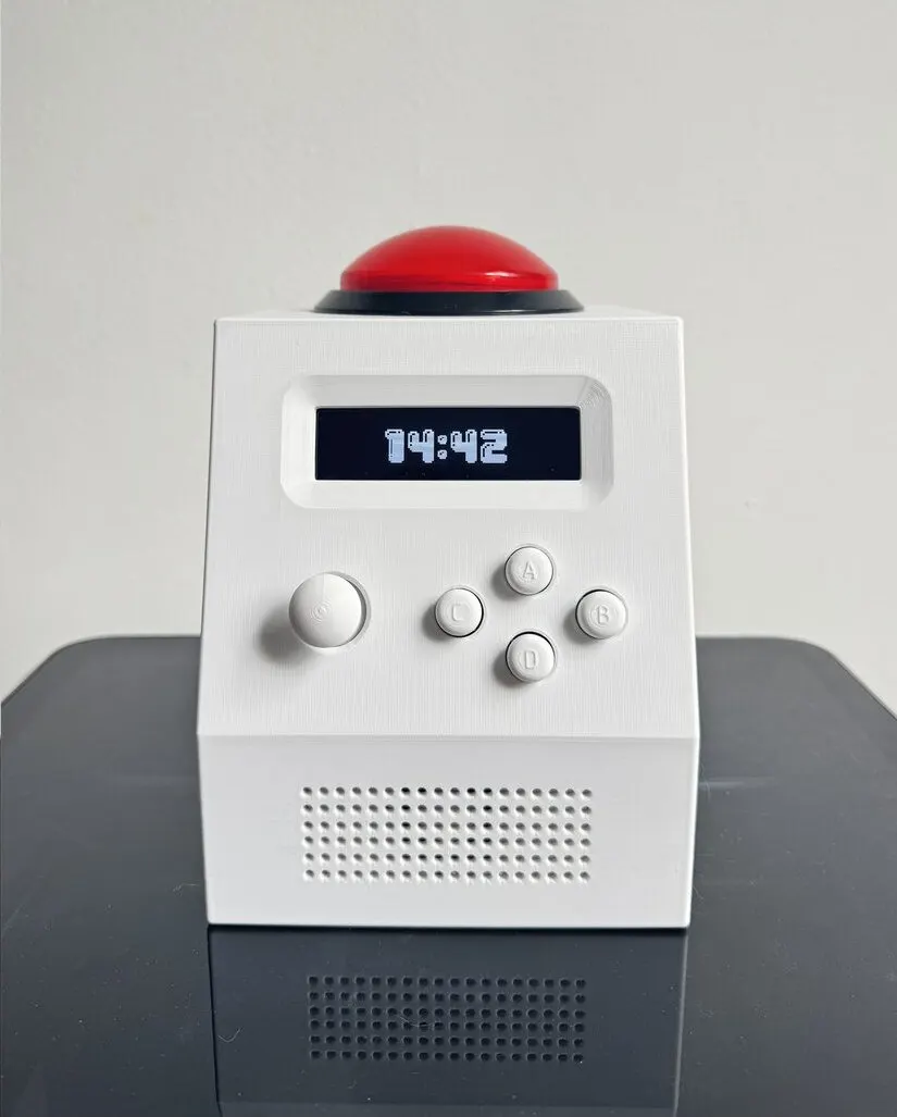 CinderClock: 3D-печатный будильник с гигантской аркадной кнопкой и автономной логикой