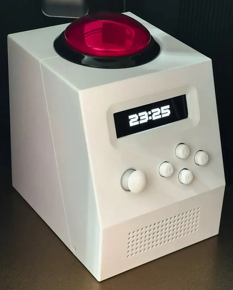CinderClock: 3D-печатный будильник с гигантской аркадной кнопкой и автономной логикой