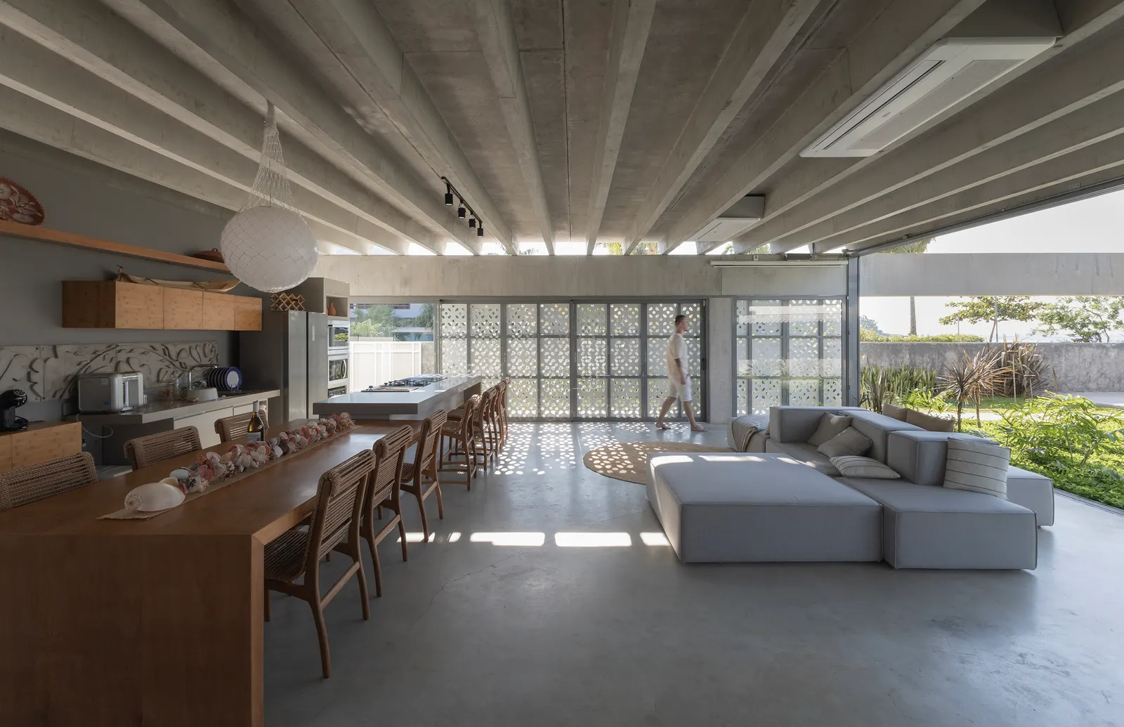 Casa Guaratuba / Estúdio 41 — дом-убежище между горой и морем