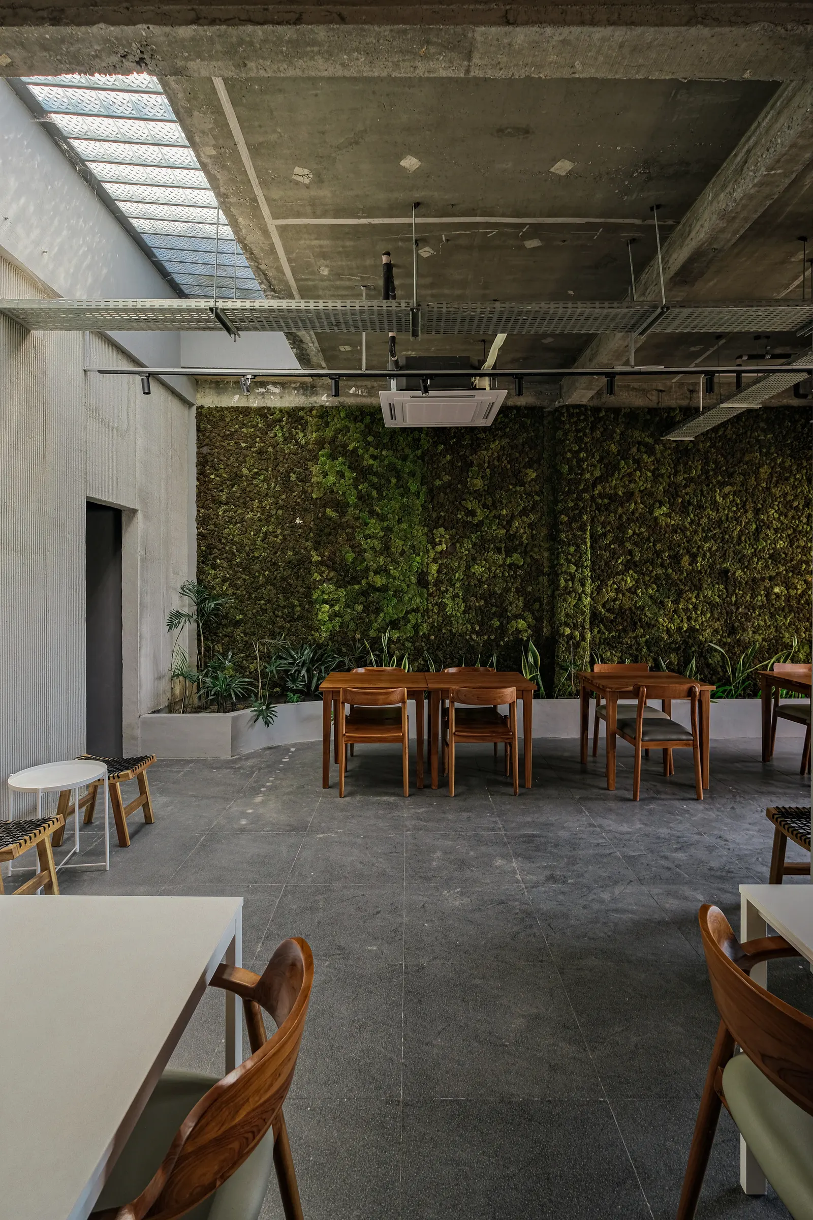 Common Days Cafe / INS Studio — кафе в новом коммерческом районе Мароса