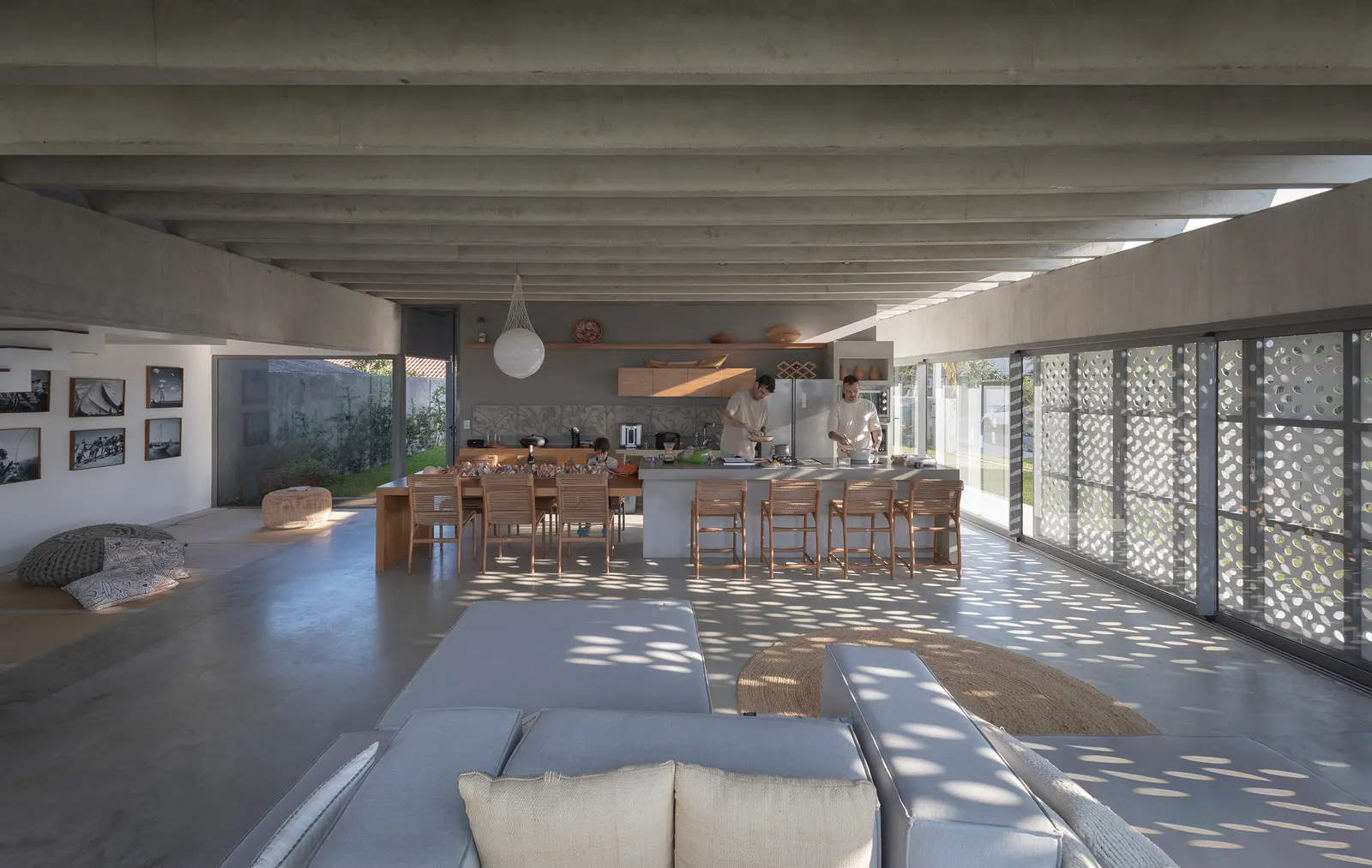Casa Guaratuba / Estúdio 41 — дом-убежище между горой и морем