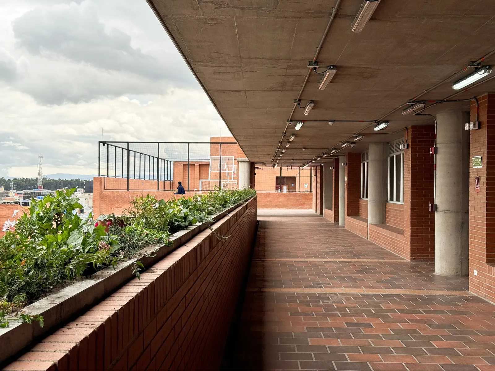 Школа Feliza Bursztyn в Боготе / AR-AR (Martínez Arquitectura)