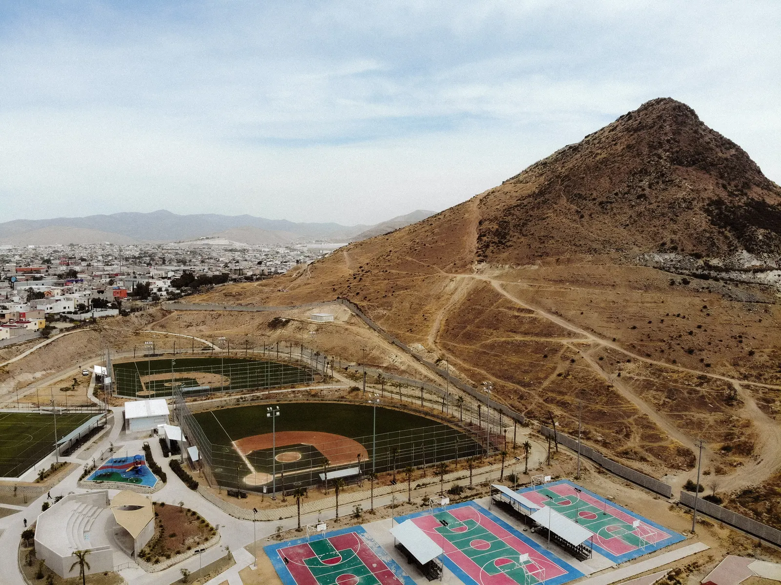 Abejas Sports and Recreation Center в Тихуане: общественный спортивный комплекс для района с дефицитом инфраструктуры
