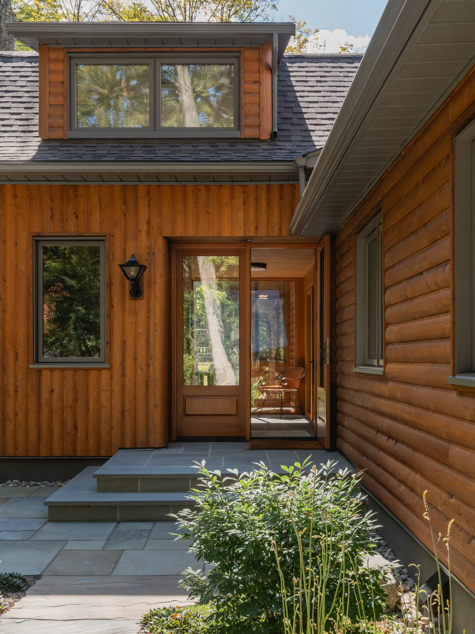 Дом в Chérive: реконструкция дома 1970-х годов в Магоге от Paul Bernier Architecte
