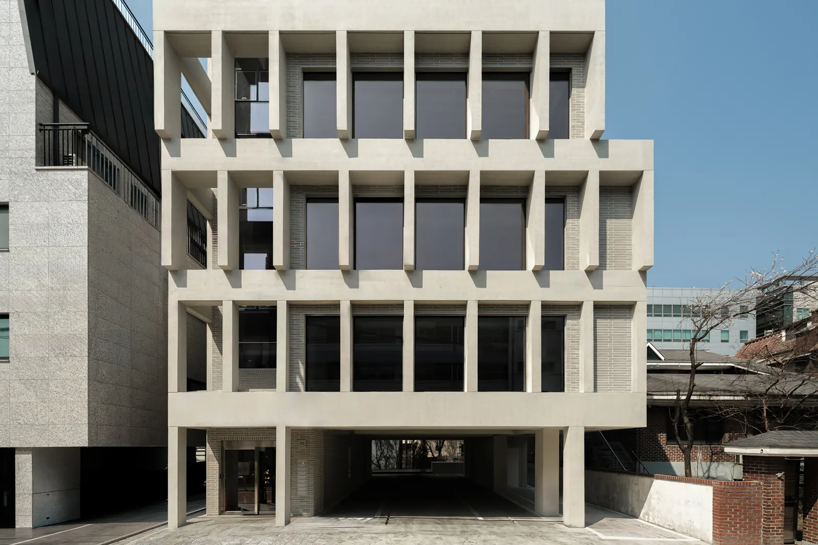 HOURS Commercial Building / See Architects