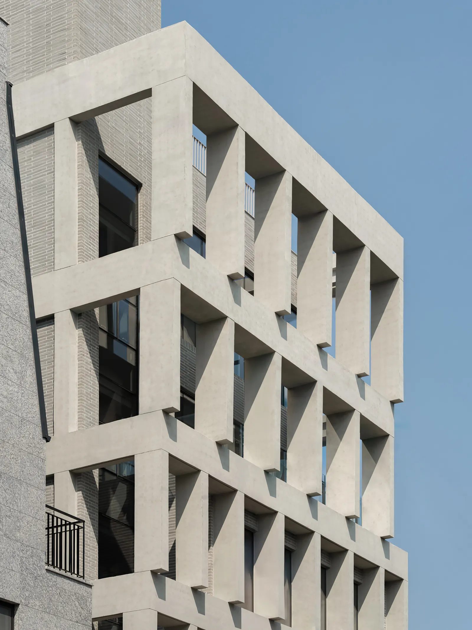 HOURS Commercial Building / See Architects