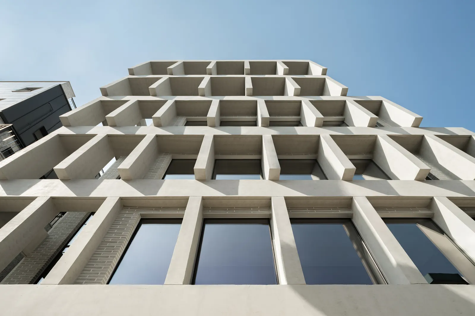 HOURS Commercial Building / See Architects