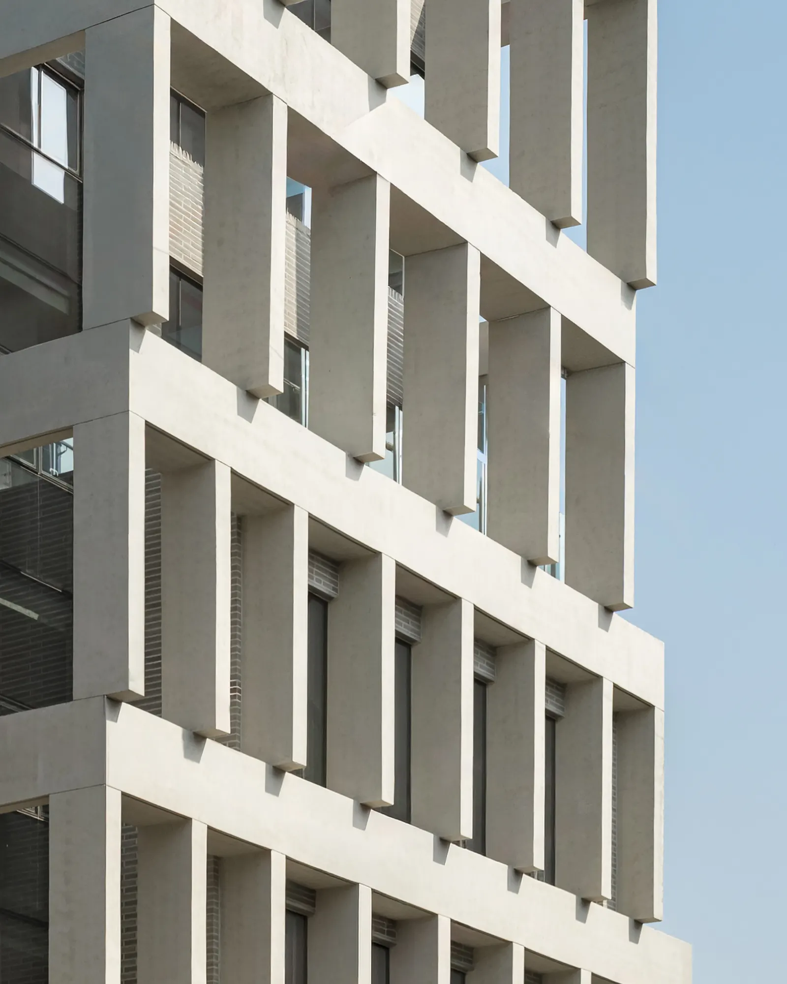 HOURS Commercial Building / See Architects