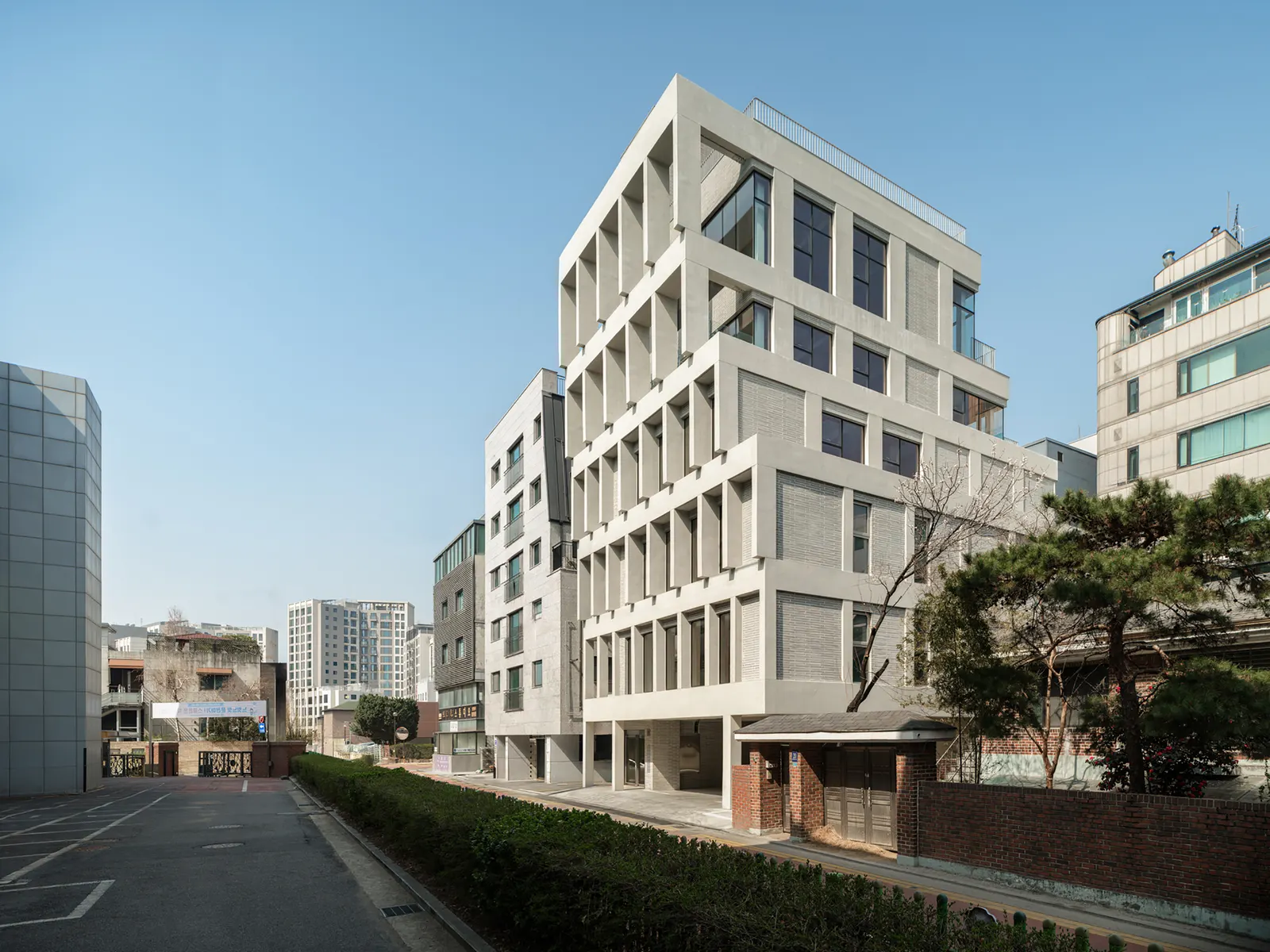 HOURS Commercial Building / See Architects
