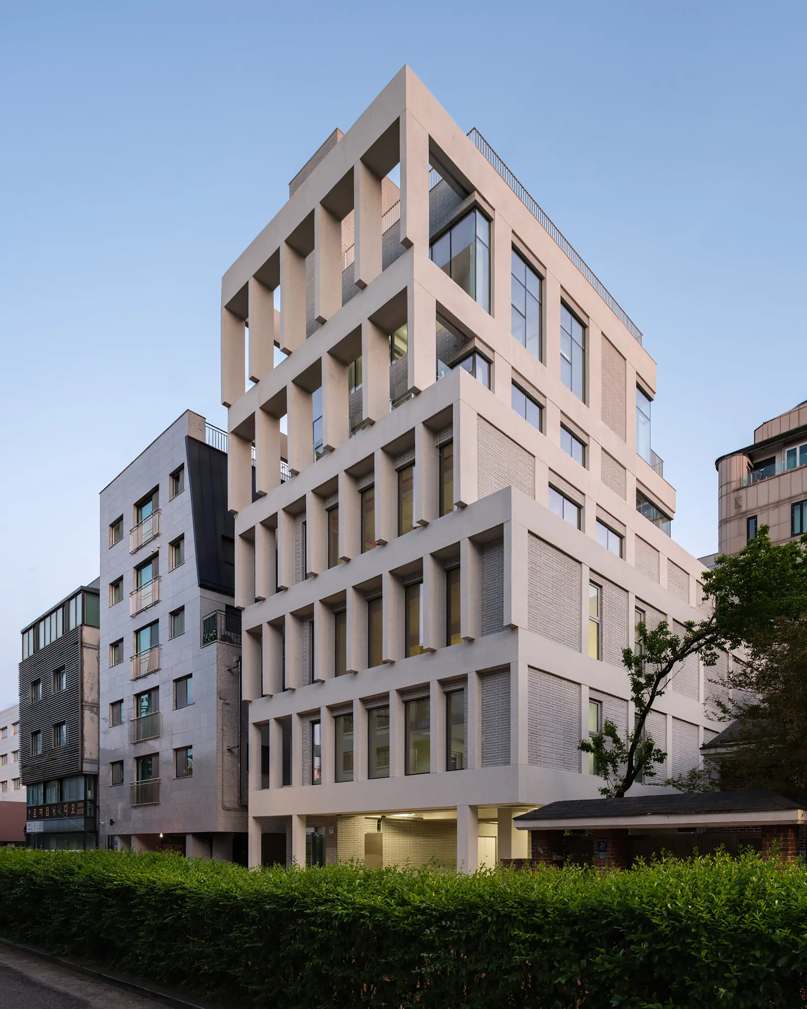 HOURS Commercial Building / See Architects
