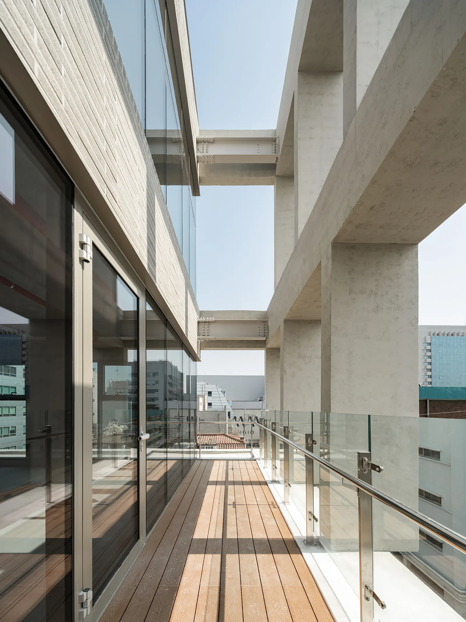 HOURS Commercial Building / See Architects