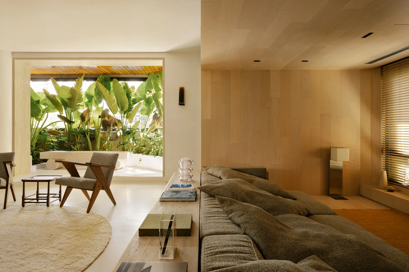 Apartment Matisse / Gurgel D’Alfonso Arquitetura — обновлённая квартира 360 м² в Моэме