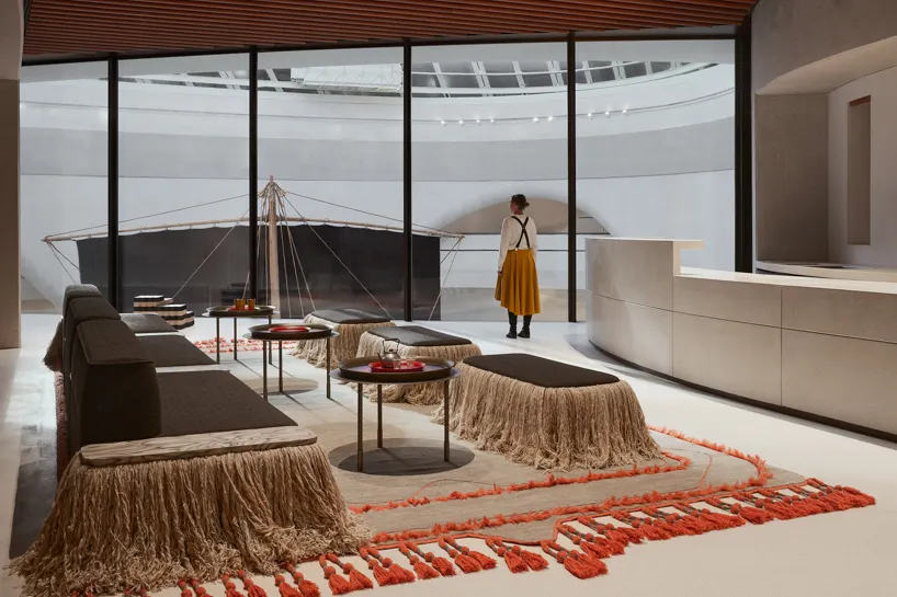 Интерьеры Zayed National Museum в Абу-Даби, спроектированные Agata Kurzela Studio, соединяют ремесло, материал и циклы времени