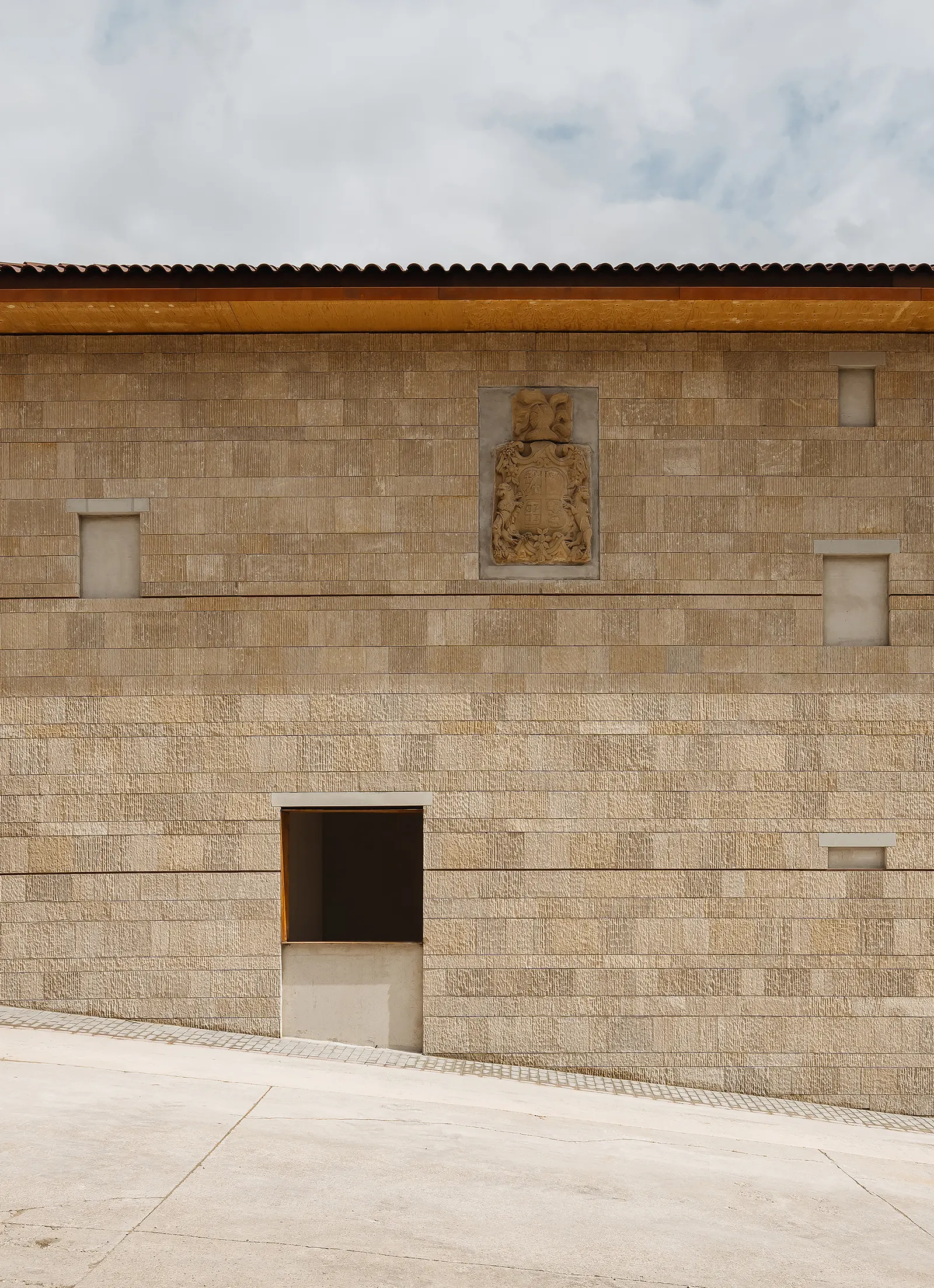 Фронтон и многофункциональное пространство Maeztu Basque Pelota Court / Verne Arquitectura
