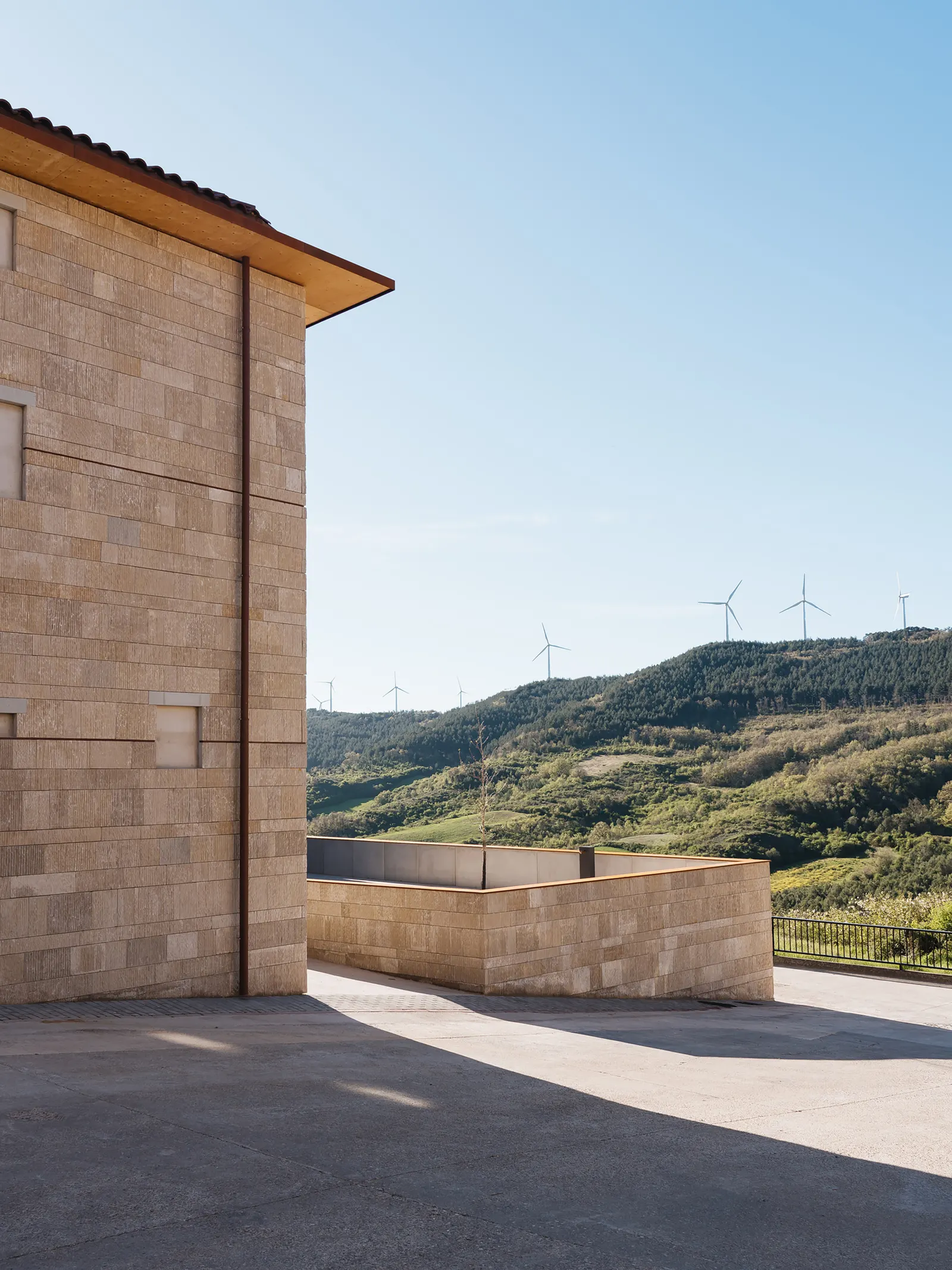 Фронтон и многофункциональное пространство Maeztu Basque Pelota Court / Verne Arquitectura