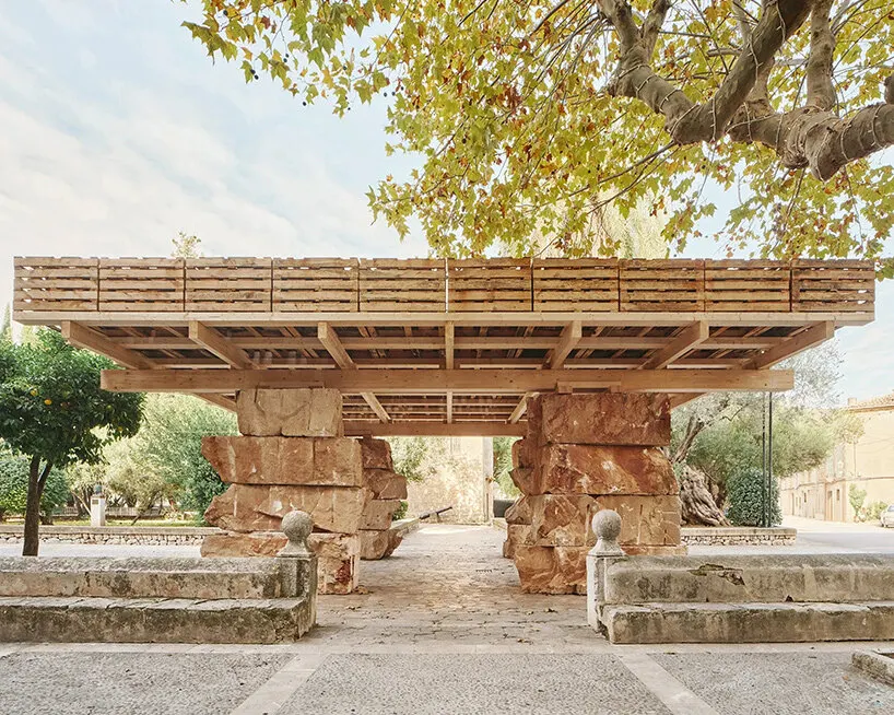 Pavelló Futur Habitable: камень и паллеты в павильоне Aulets Arquitectes на Майорке