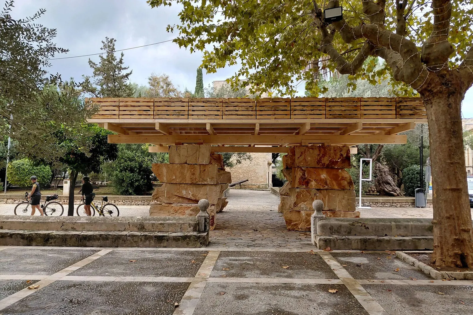 Pavelló Futur Habitable: камень и паллеты в павильоне Aulets Arquitectes на Майорке