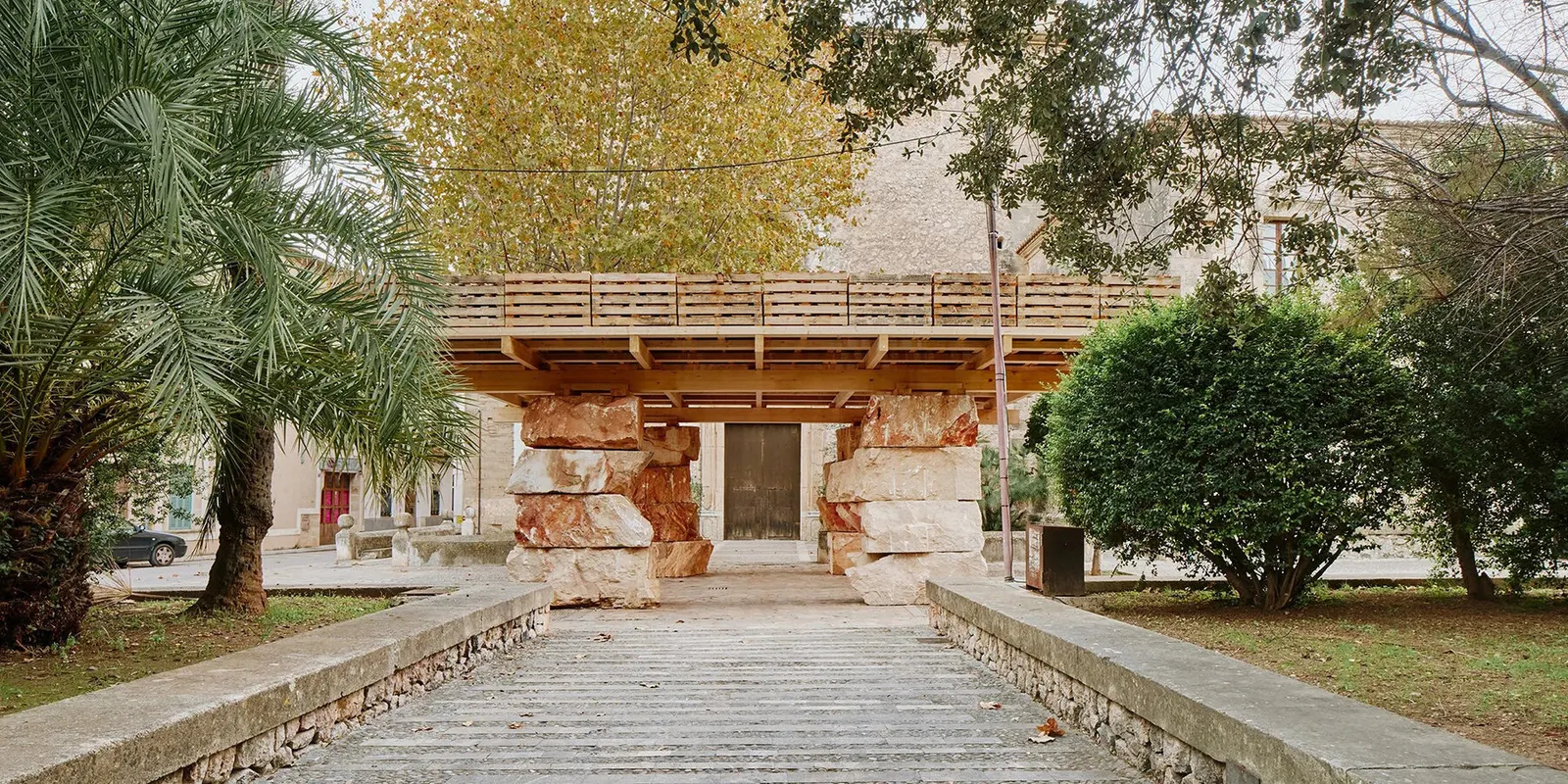 Pavelló Futur Habitable: камень и паллеты в павильоне Aulets Arquitectes на Майорке