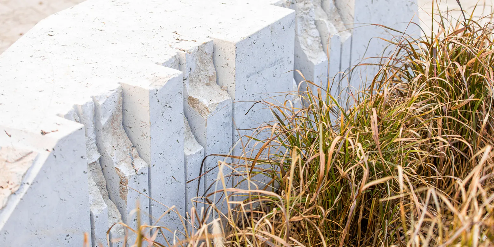 Площадь и улицы Баньолеса переосмыслены с помощью карвингового травертина в проекте MIAS Architects