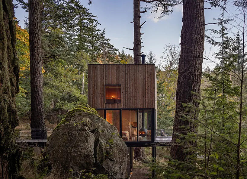 Wittman Estes спроектировали Blakely Cabin как современную «минимальную ячейку» на острове Блейкли