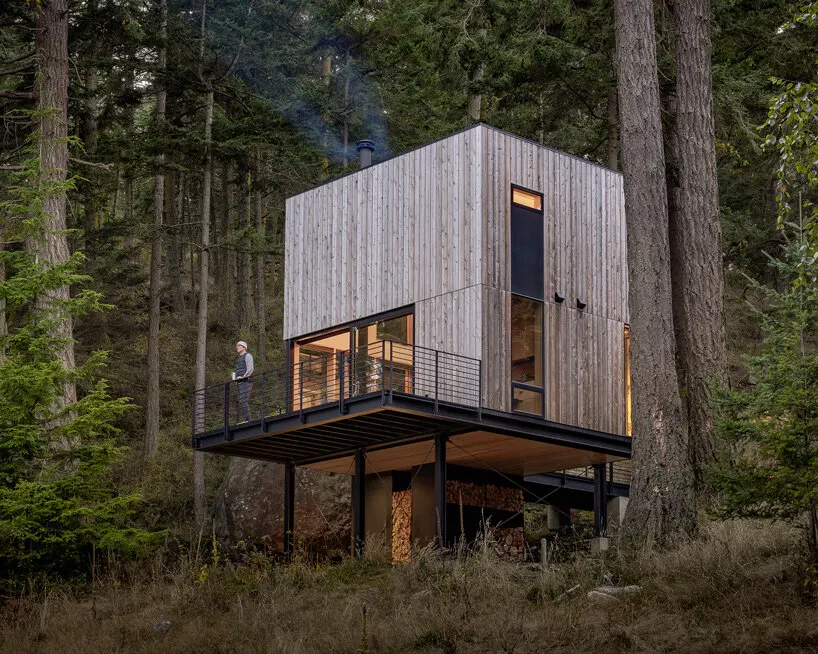 Wittman Estes спроектировали Blakely Cabin как современную «минимальную ячейку» на острове Блейкли
