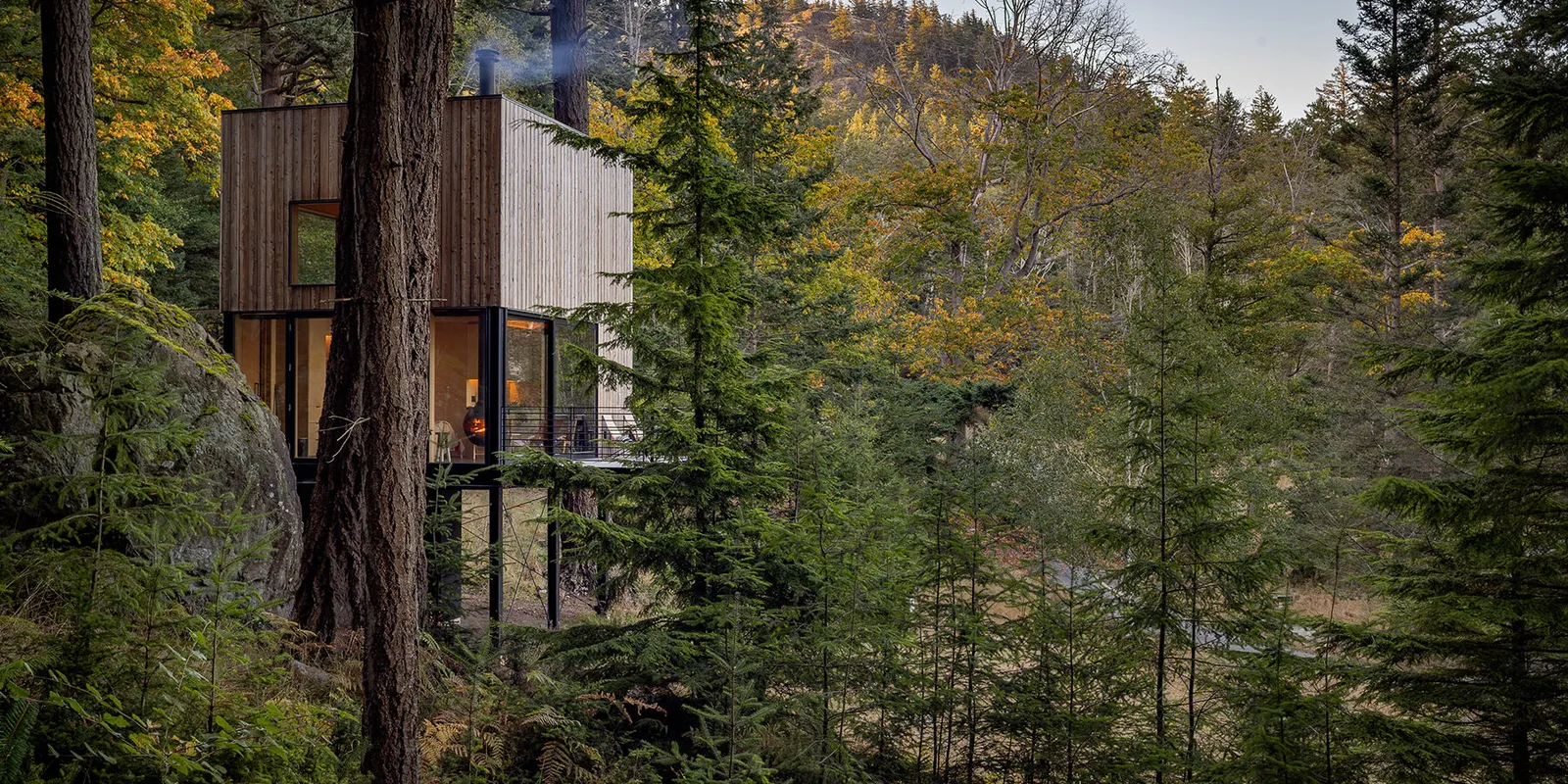 Wittman Estes спроектировали Blakely Cabin как современную «минимальную ячейку» на острове Блейкли