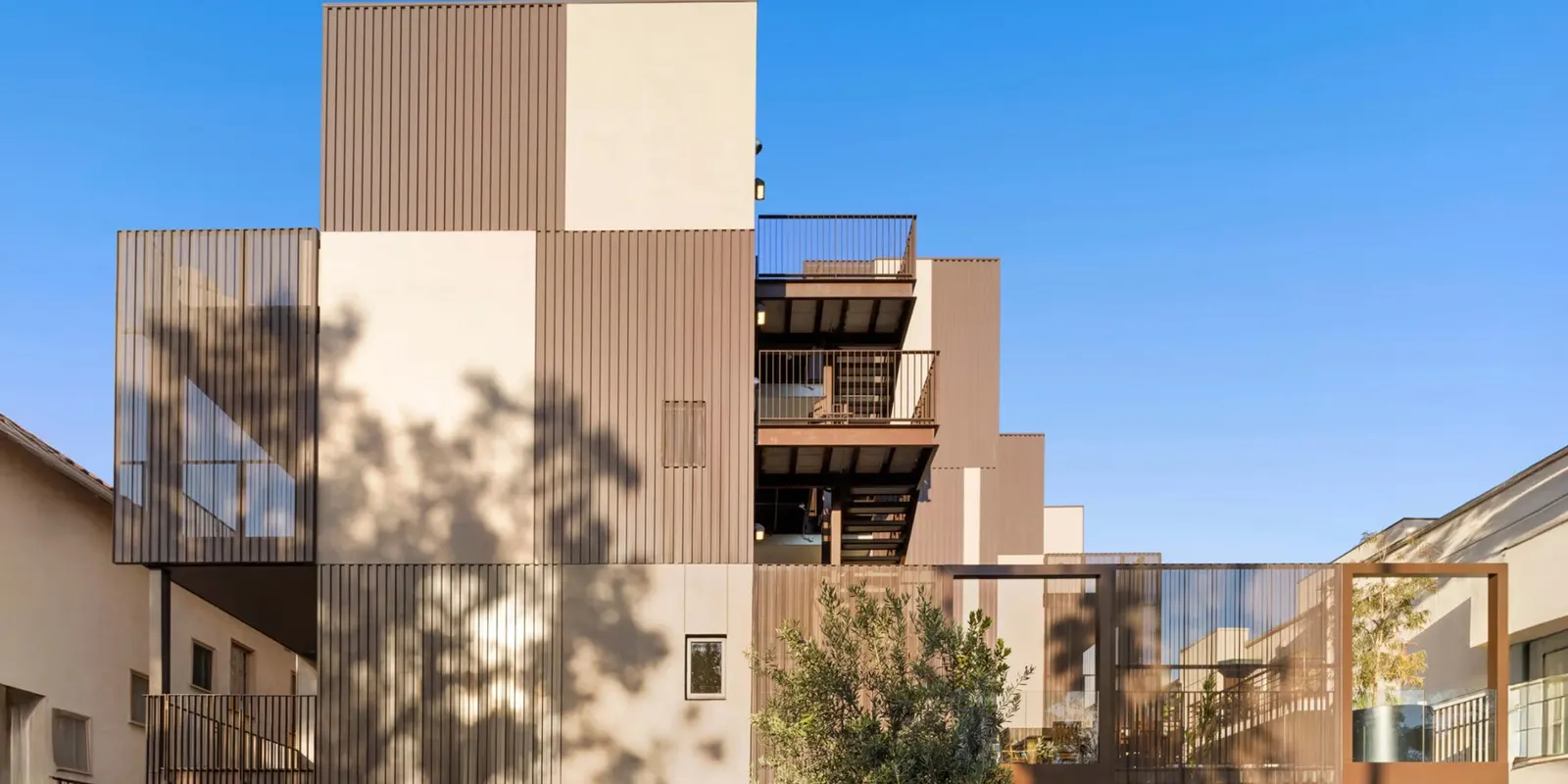 Harper Avenue Apartments: SPF:architects uses bronze corrugated metal to reshape multifamily housing в West Hollywood