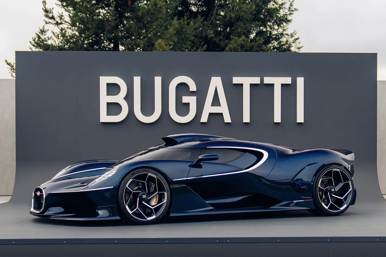 Bugatti Destrier: one-off coachbuilt гиперкар на базе Bolide дебютировал на The Quail
