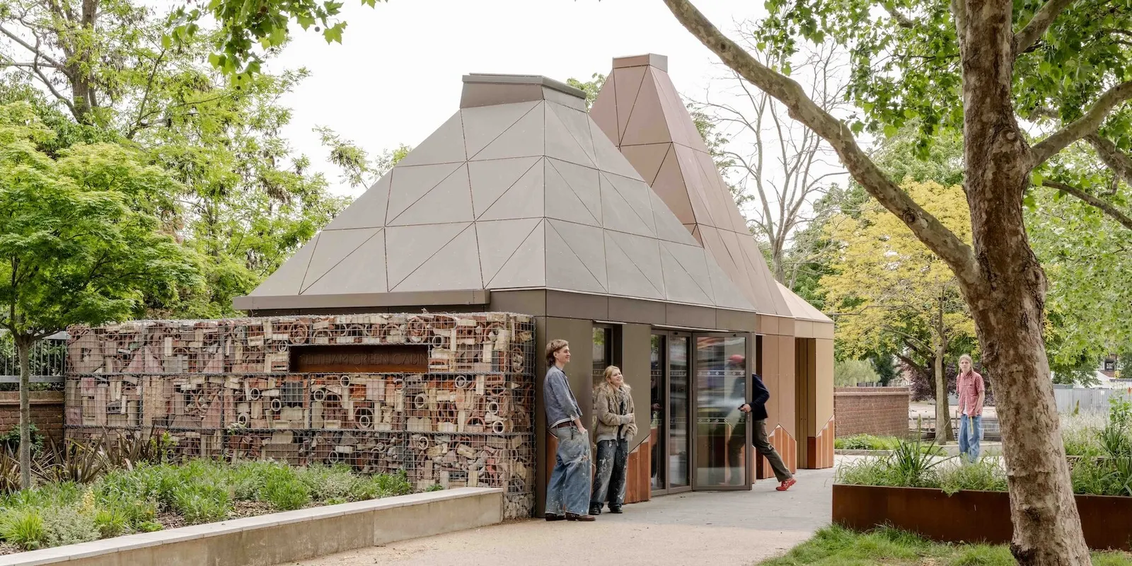 Feltham Green Cabin: общественный павильон с тремя коническими деревянными крышами в Лондоне