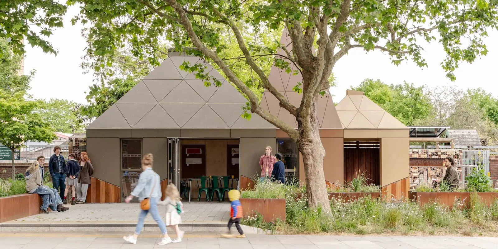 Feltham Green Cabin: общественный павильон с тремя коническими деревянными крышами в Лондоне