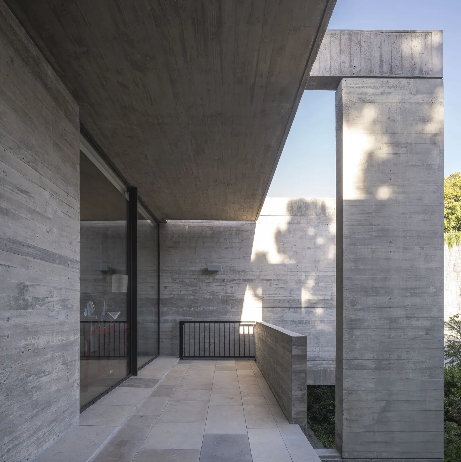 R.I. House / Infante Poblete Montt: дом-«наблюдательный пункт» на холме El Morro в Zapallar