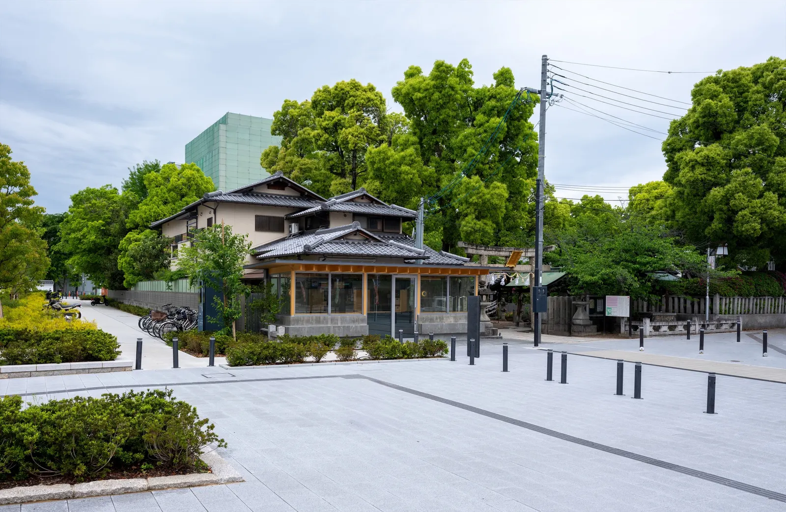 Cafe N+ / Horibe Associates — компактный кафе-павильон в Такацуки, связавший храм и новый театр