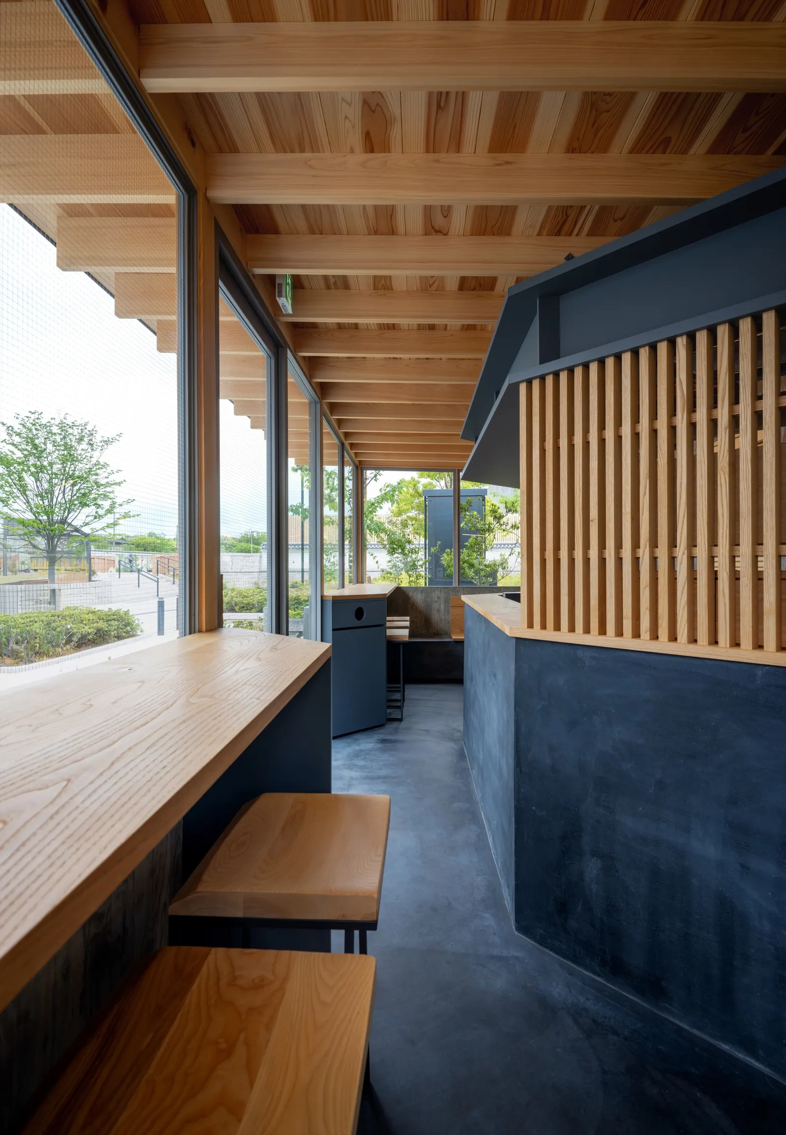 Cafe N+ / Horibe Associates — компактный кафе-павильон в Такацуки, связавший храм и новый театр