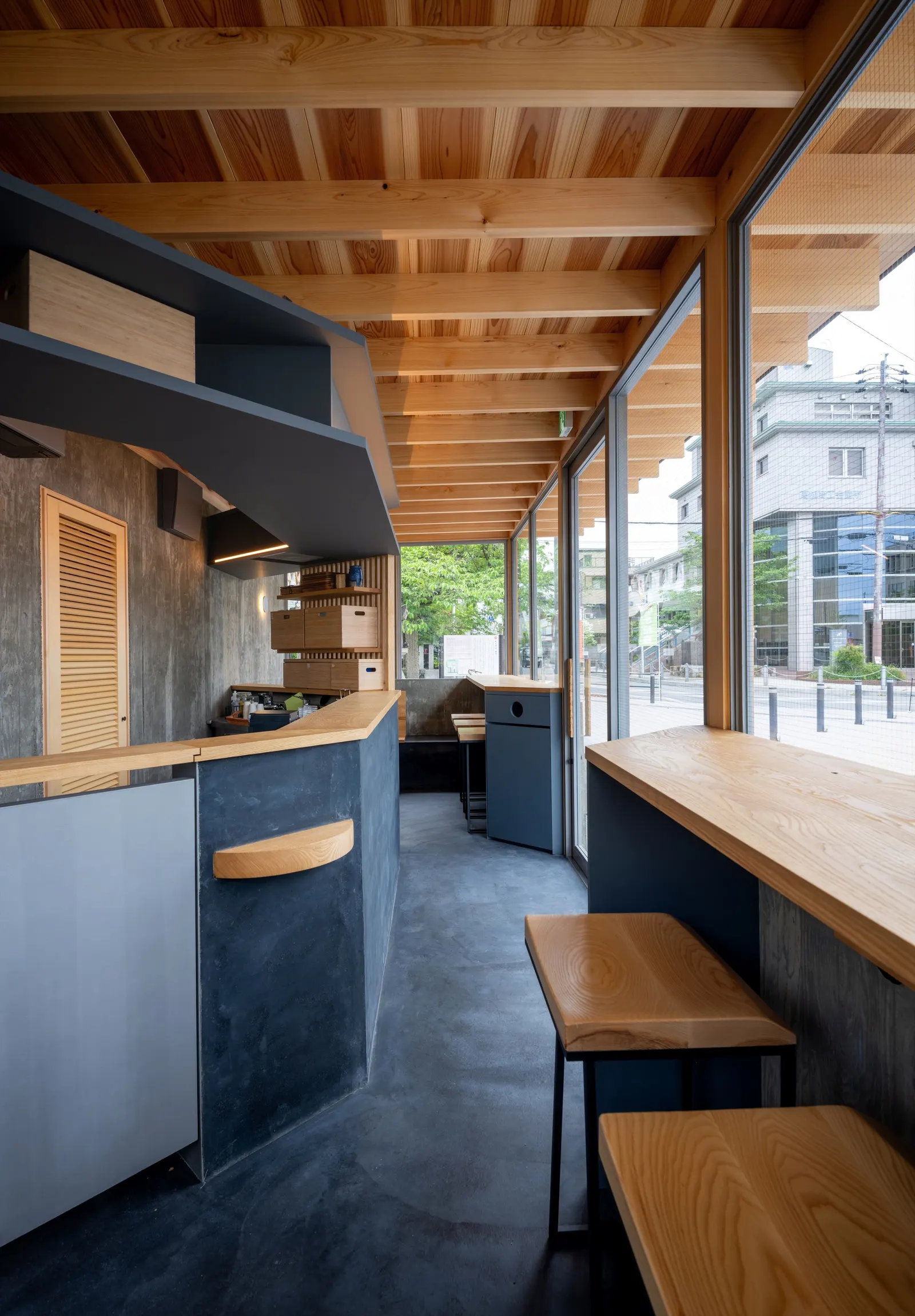 Cafe N+ / Horibe Associates — компактный кафе-павильон в Такацуки, связавший храм и новый театр