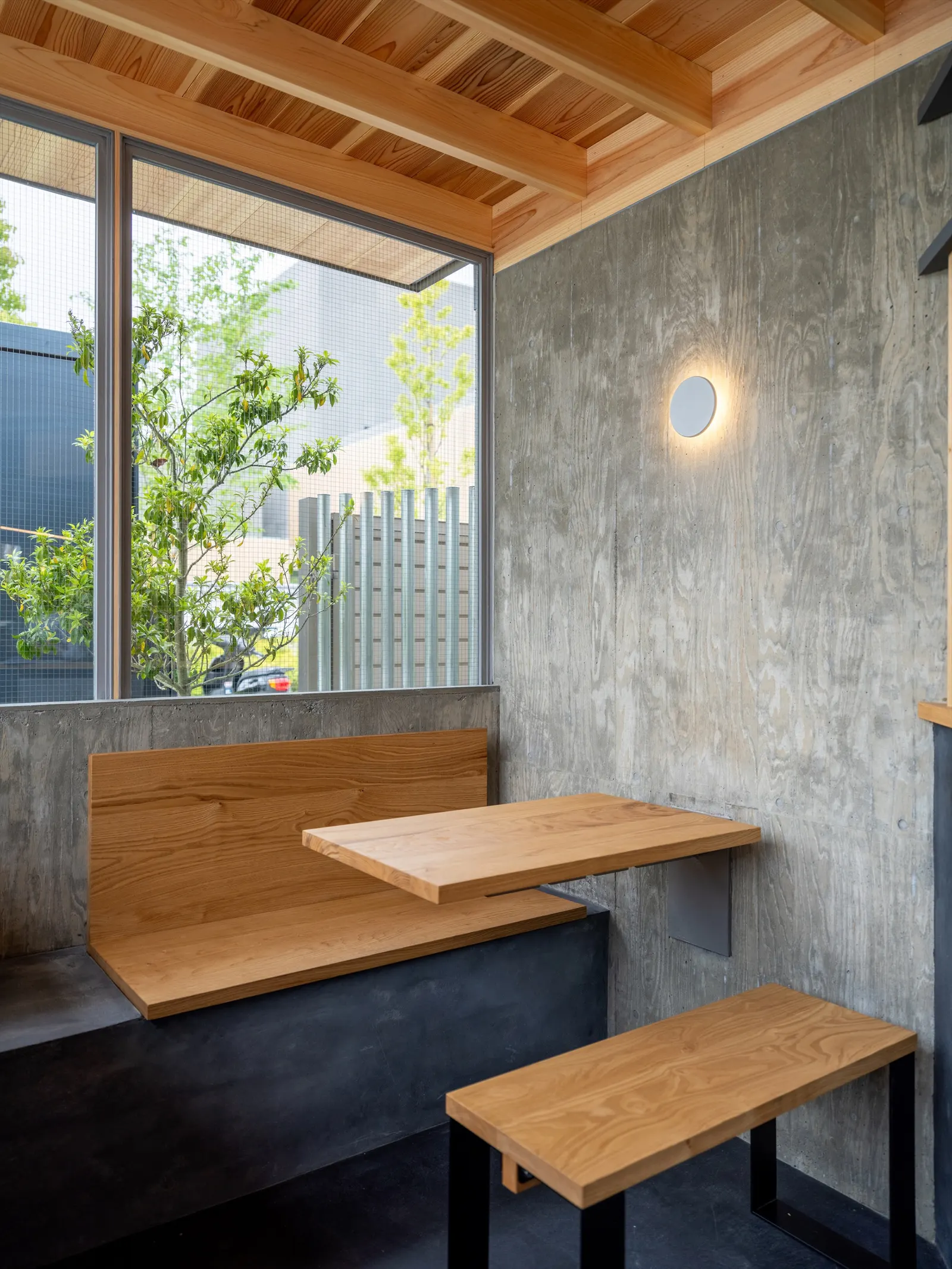 Cafe N+ / Horibe Associates — компактный кафе-павильон в Такацуки, связавший храм и новый театр