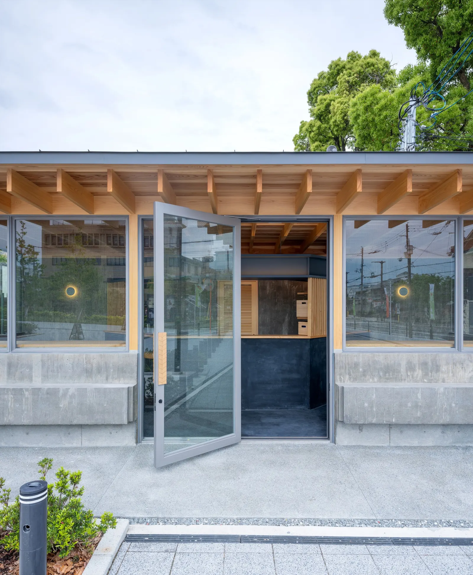 Cafe N+ / Horibe Associates — компактный кафе-павильон в Такацуки, связавший храм и новый театр