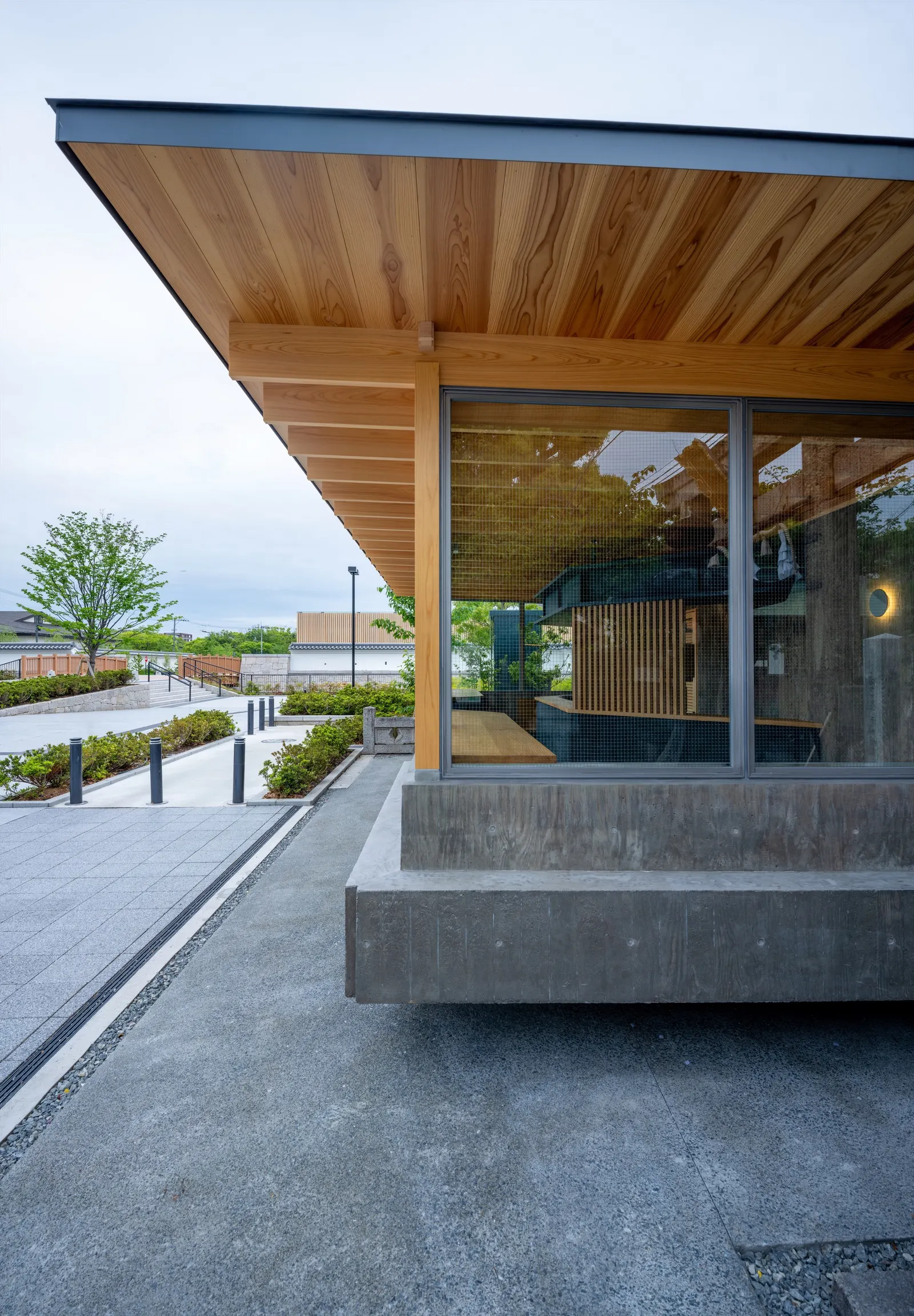 Cafe N+ / Horibe Associates — компактный кафе-павильон в Такацуки, связавший храм и новый театр
