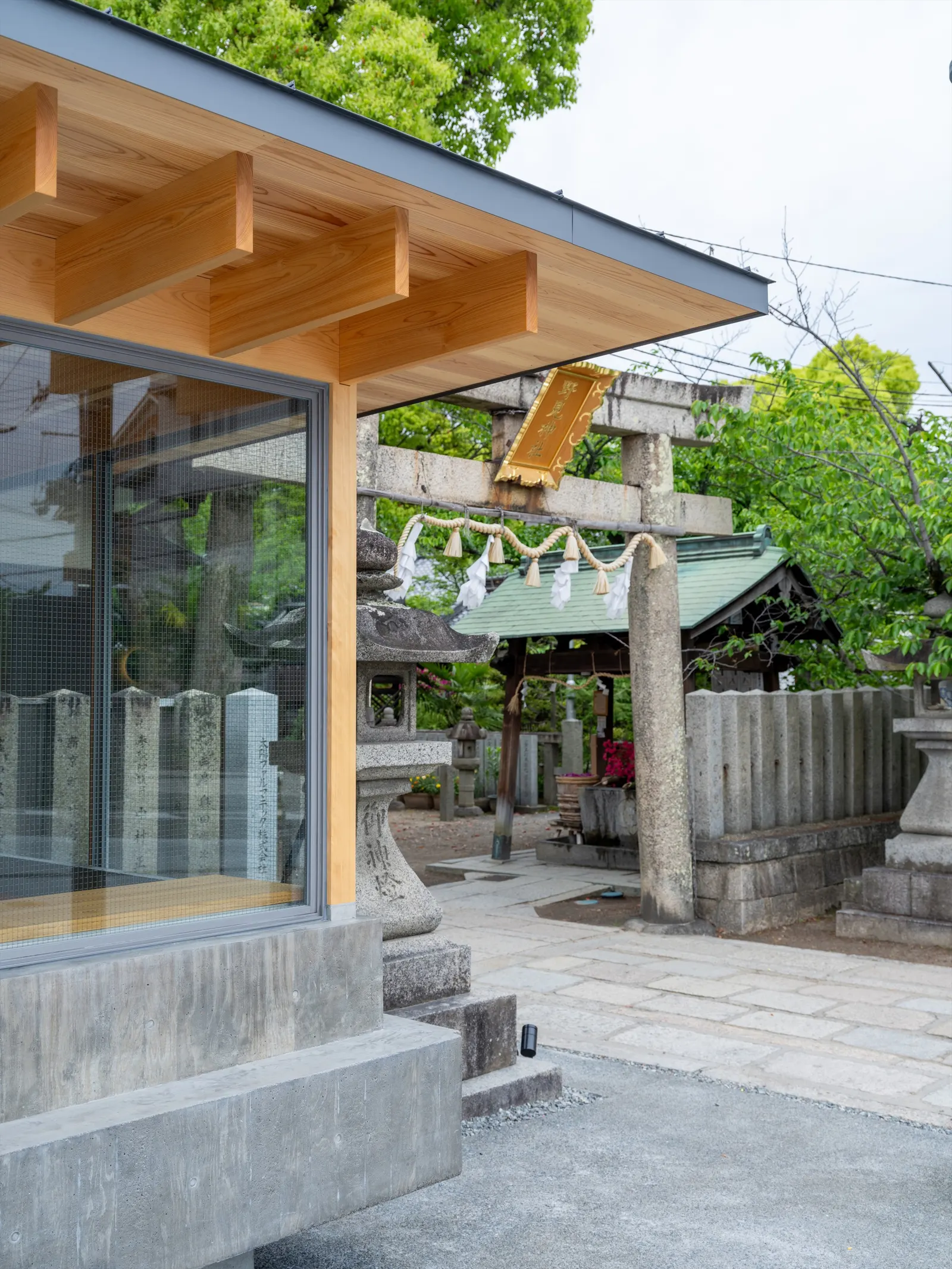 Cafe N+ / Horibe Associates — компактный кафе-павильон в Такацуки, связавший храм и новый театр