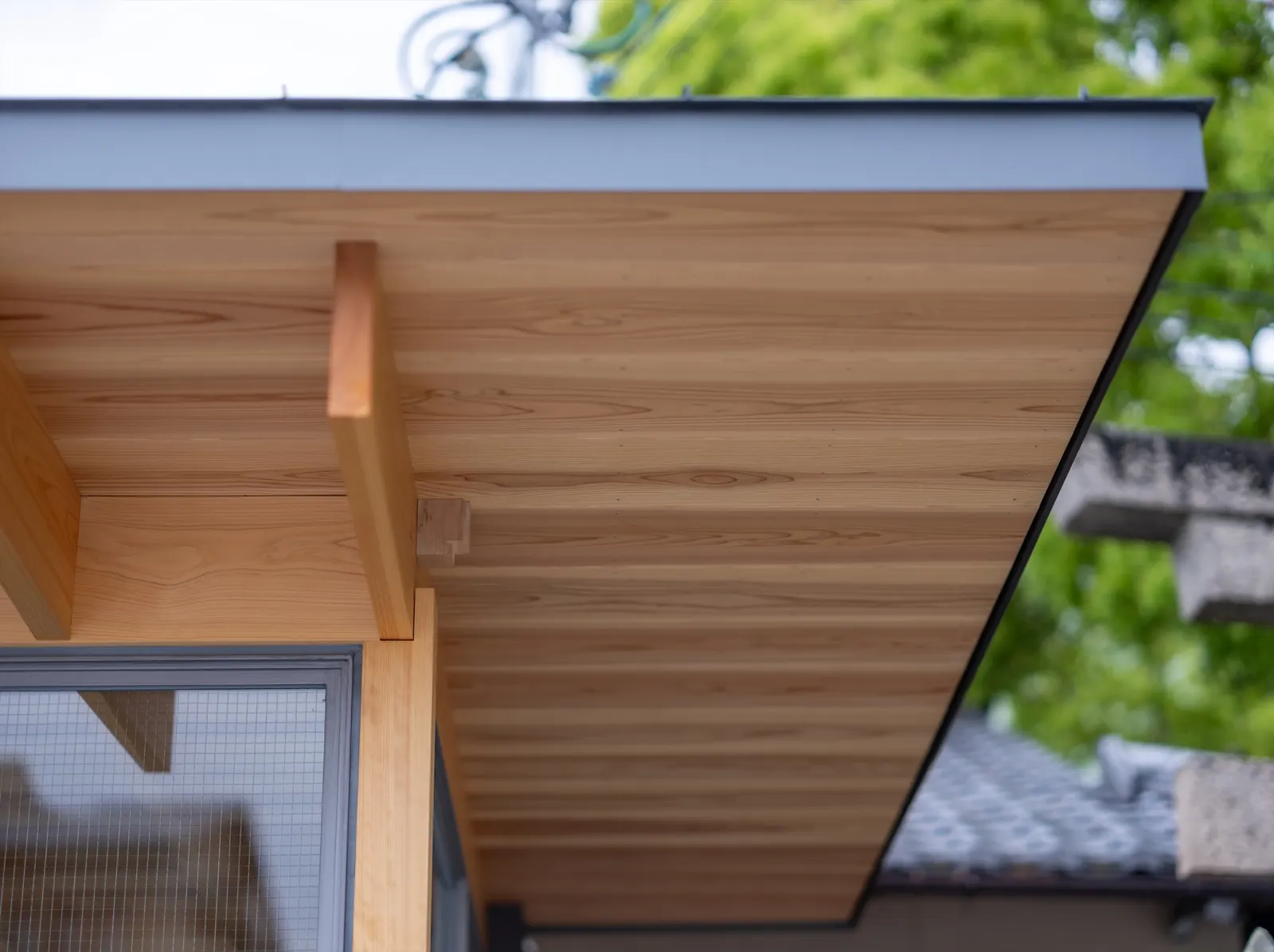 Cafe N+ / Horibe Associates — компактный кафе-павильон в Такацуки, связавший храм и новый театр