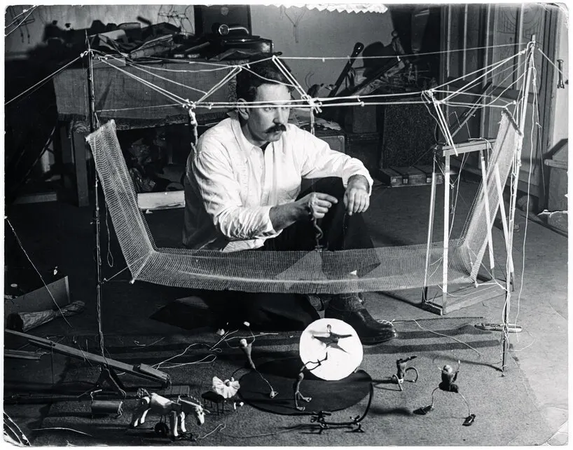 До мобиль Calder: мини-цирк, который оживил wire figures в Париже