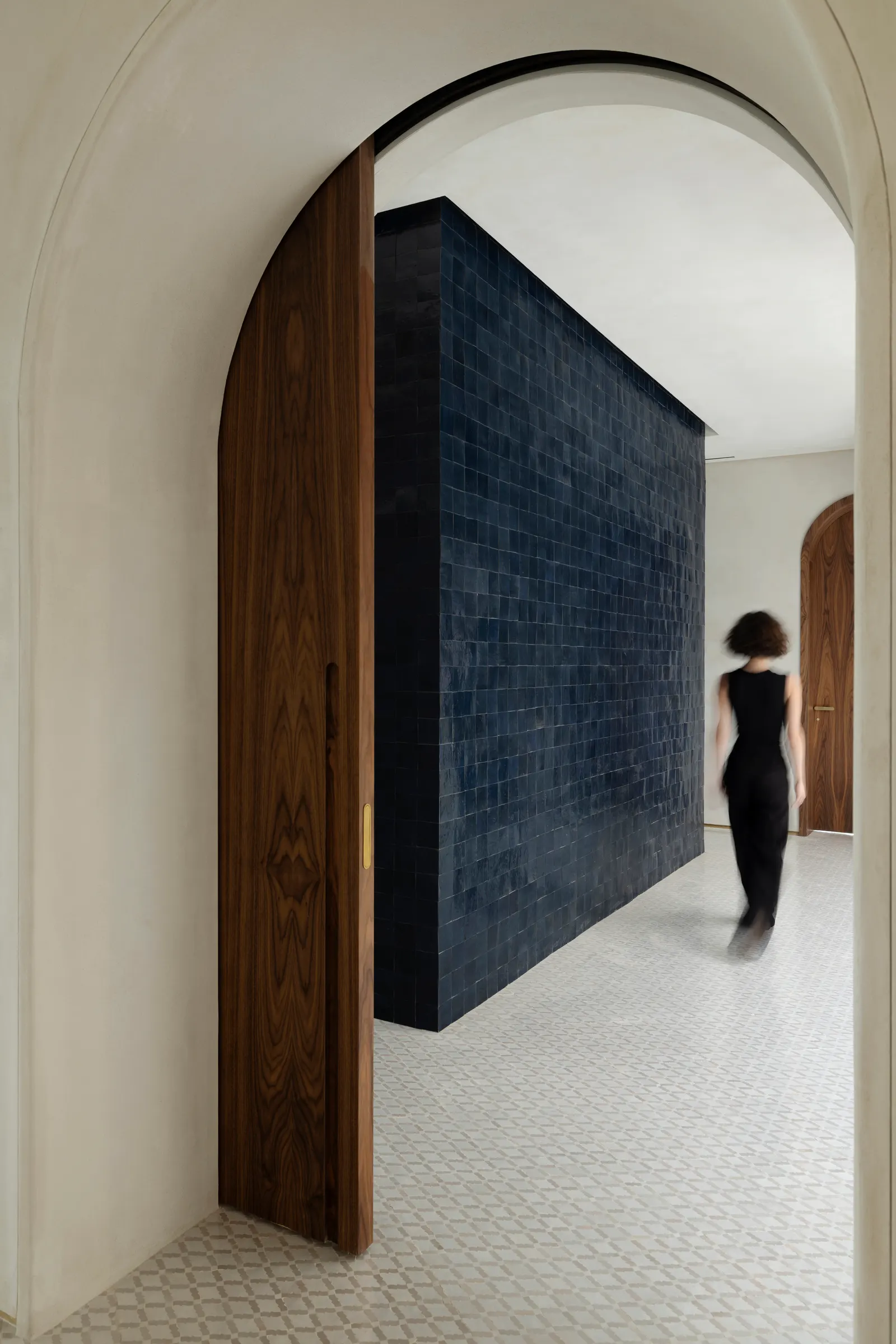 The Plinth House / Cambra Buró