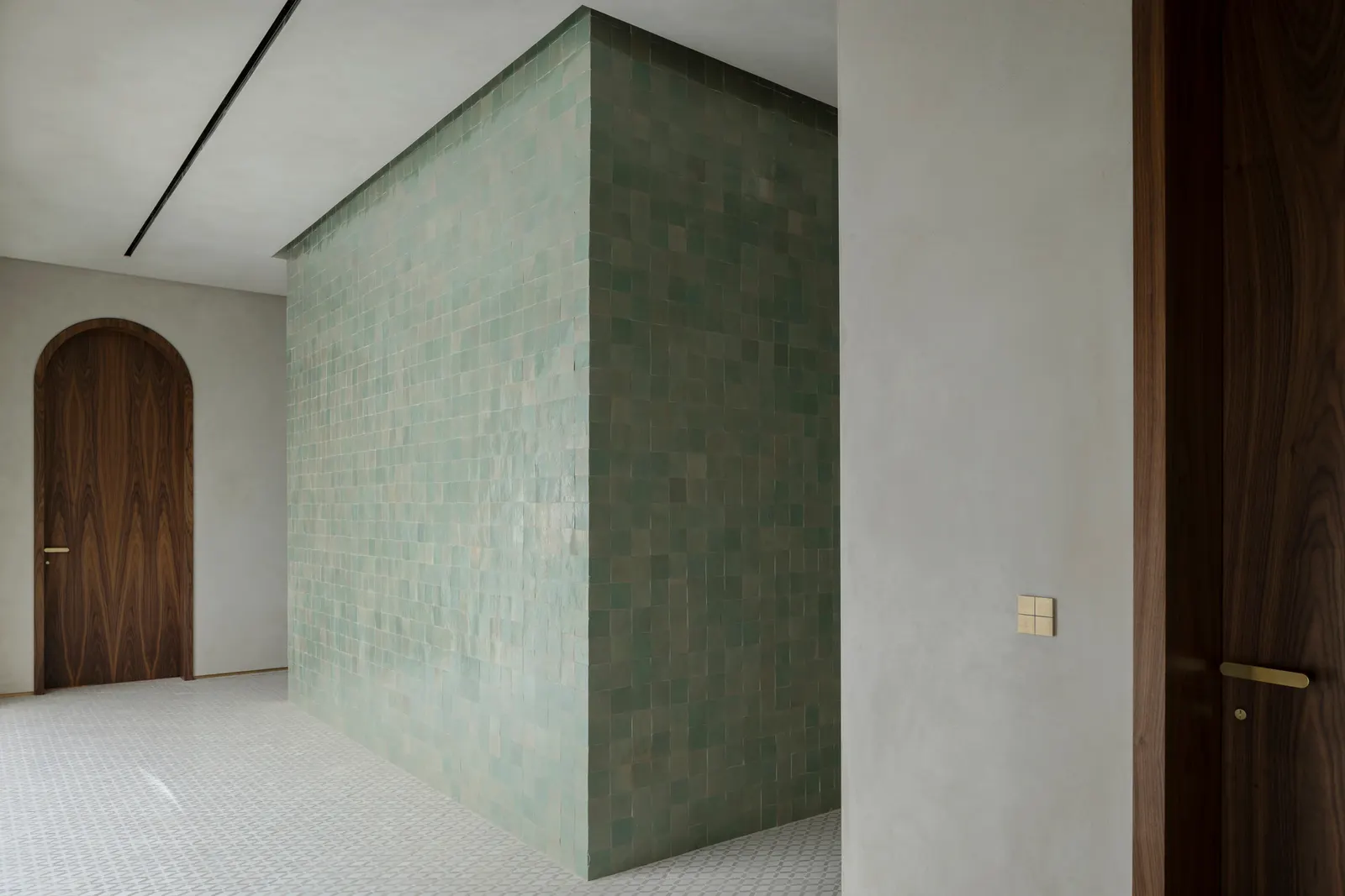The Plinth House / Cambra Buró