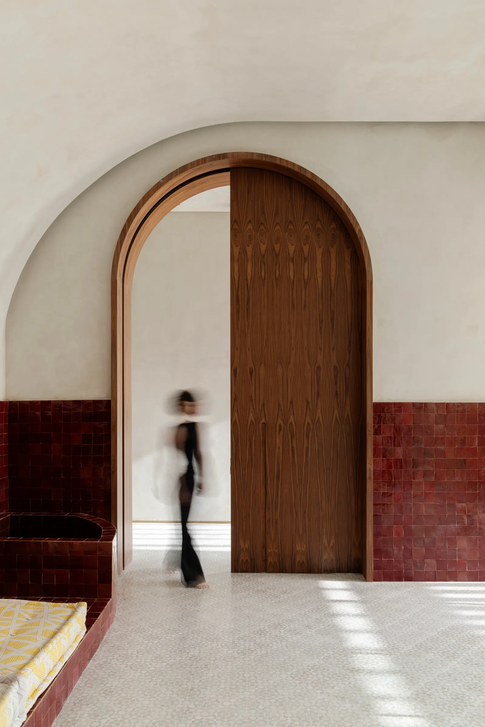 The Plinth House / Cambra Buró