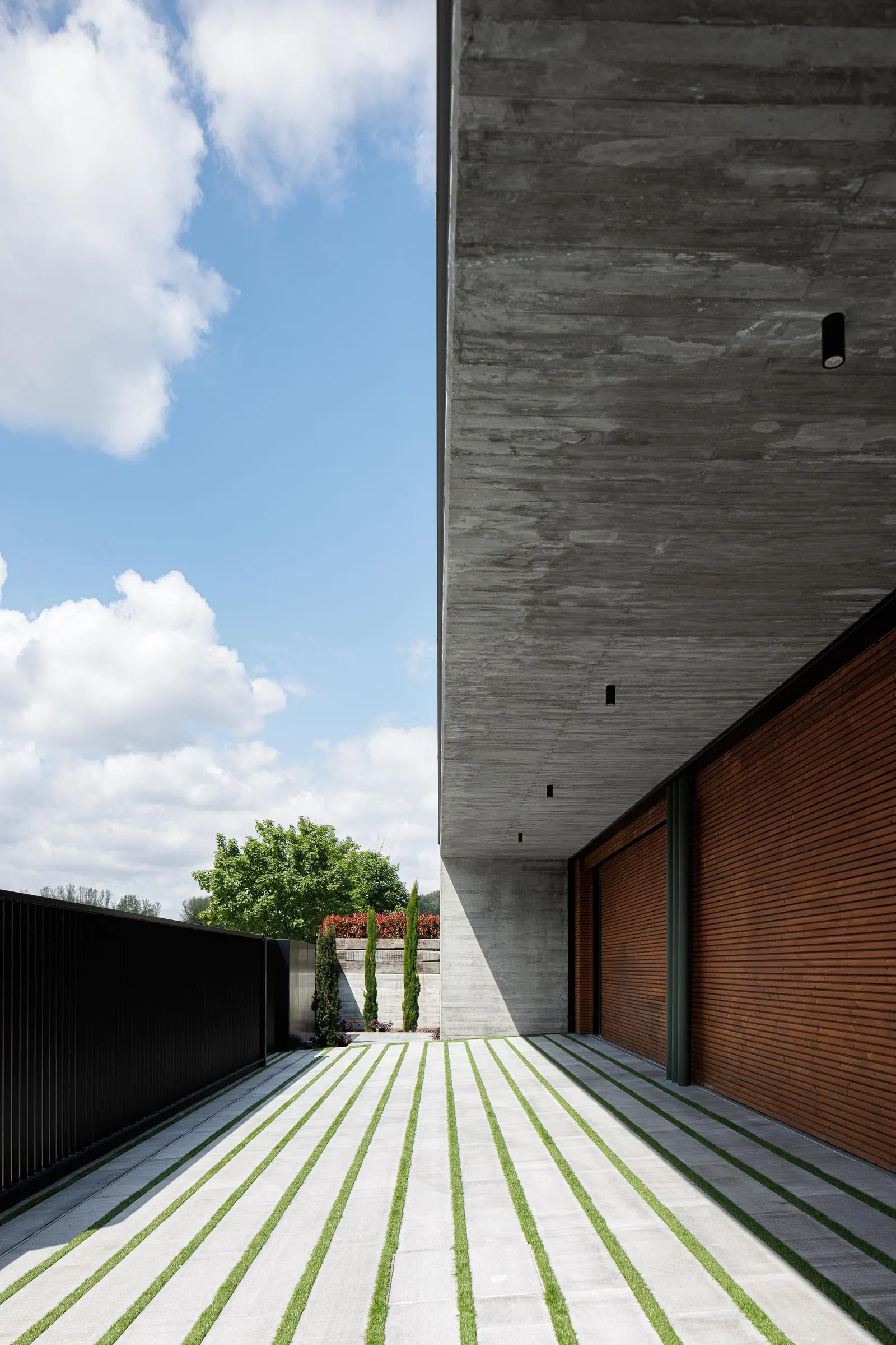 Дом Linha в Браге: бетонный проект Ricardo Azevedo Arquitecto на обычном городском участке