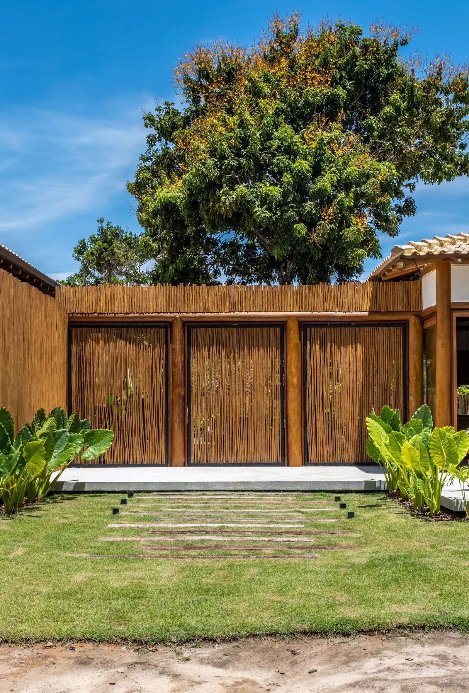 Scarlet House / Frederico Zanelato | Arquitetos — дом в Порту-Сегуру, вдохновлённый климатом Баии