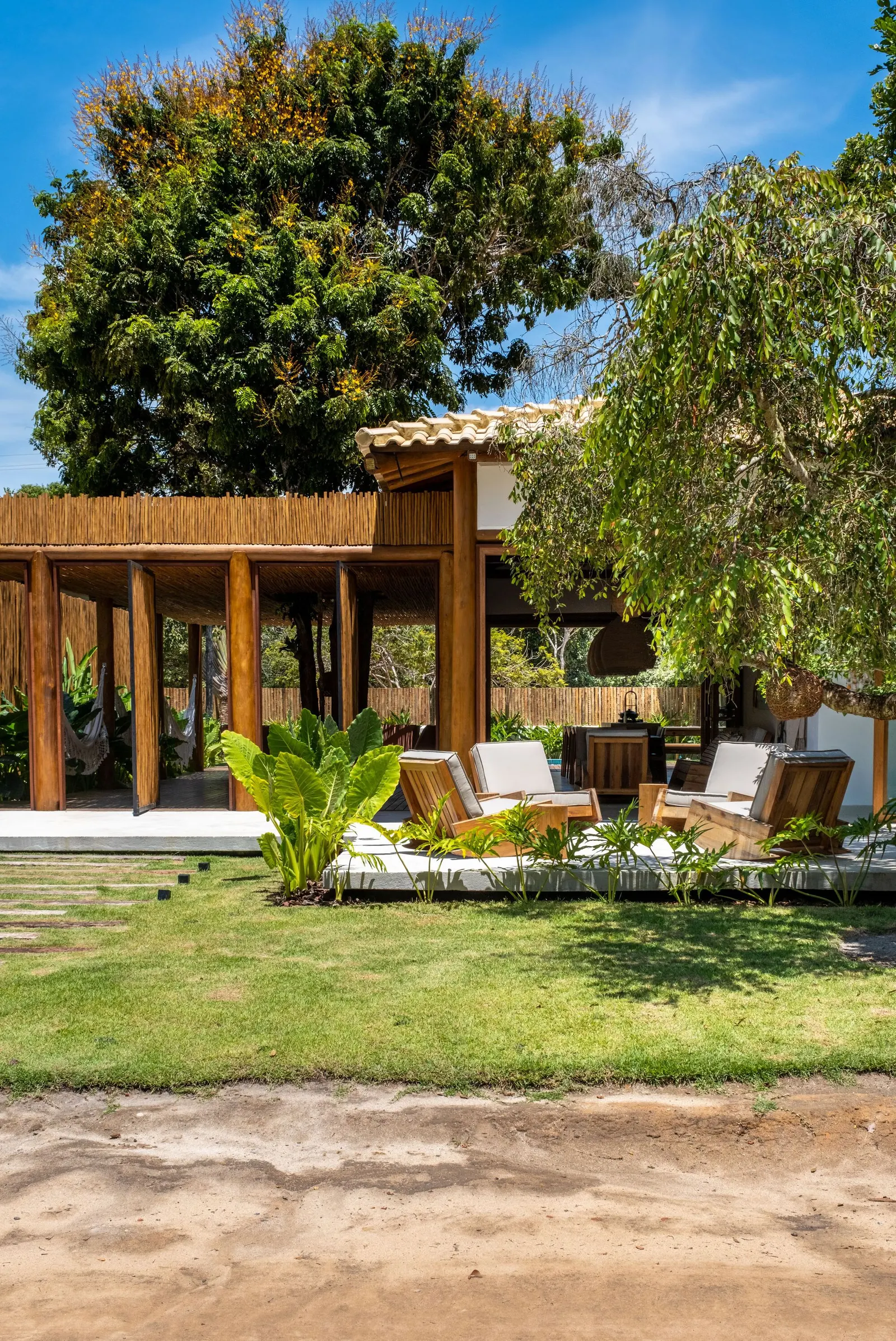 Scarlet House / Frederico Zanelato | Arquitetos — дом в Порту-Сегуру, вдохновлённый климатом Баии